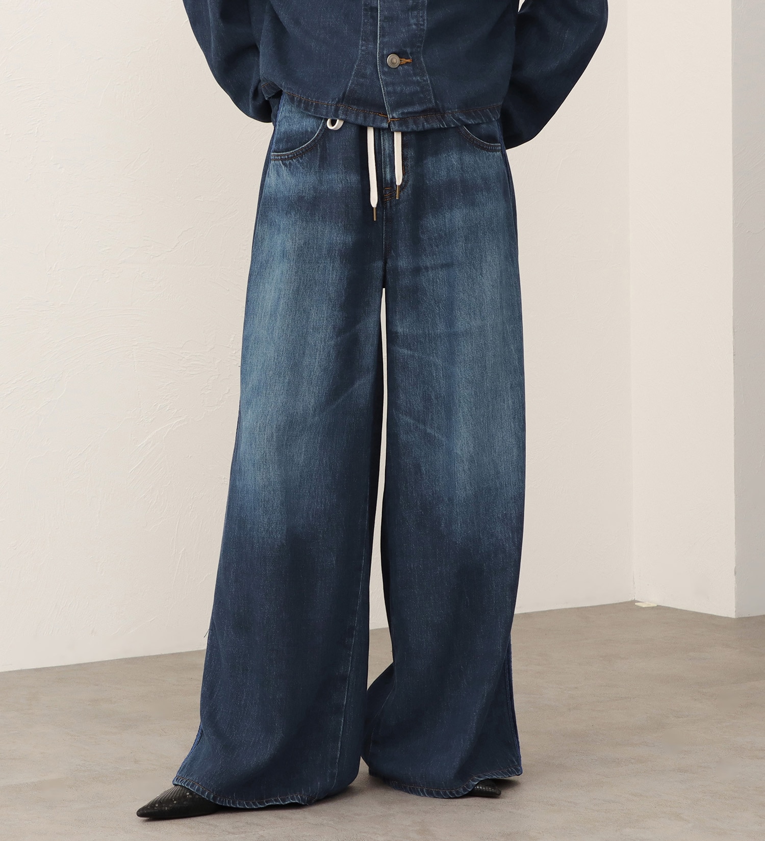 SOMETHING(サムシング)の【予約】atelier SOMETHING drape LINE PANTS/ドレープラインデニムパンツ|パンツ/パンツ/レディース|中色ブルー