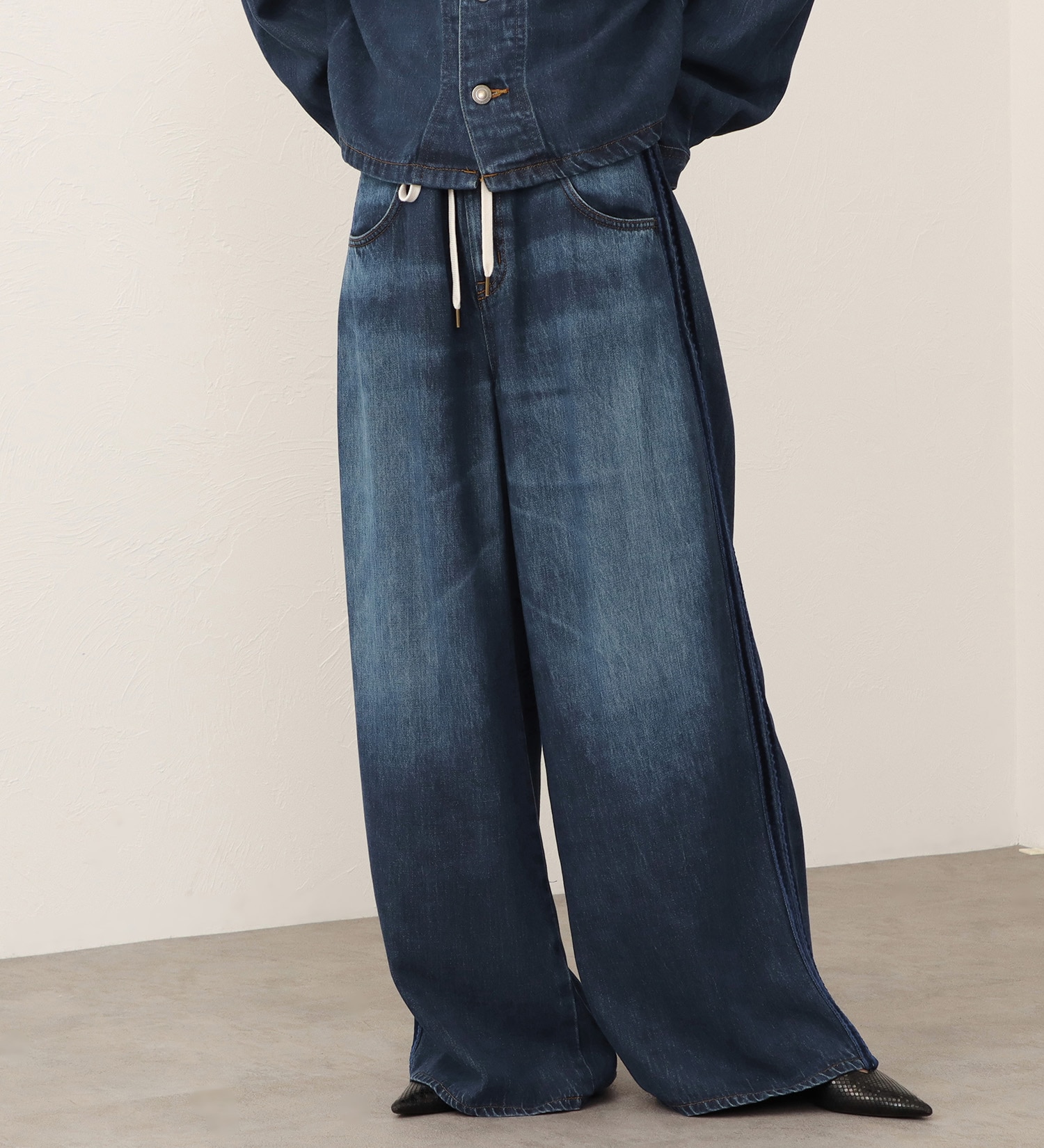 SOMETHING(サムシング)の【予約】atelier SOMETHING drape LINE PANTS/ドレープラインデニムパンツ|パンツ/パンツ/レディース|中色ブルー