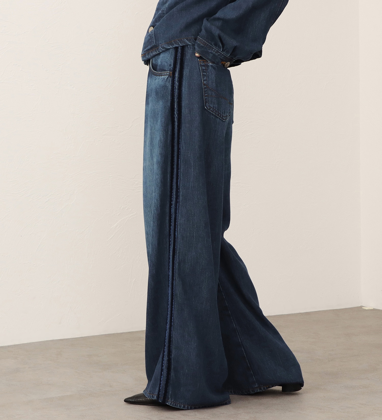 SOMETHING(サムシング)の【予約】atelier SOMETHING drape LINE PANTS/ドレープラインデニムパンツ|パンツ/パンツ/レディース|中色ブルー