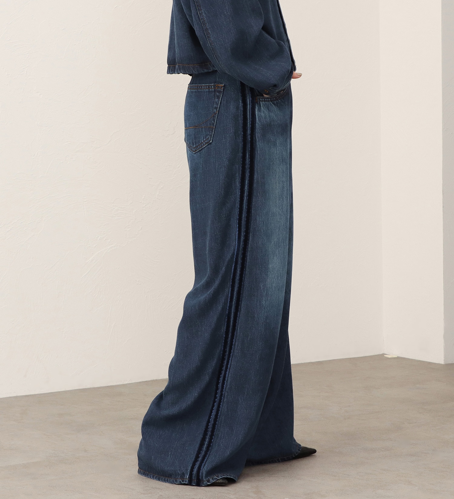 SOMETHING(サムシング)の【予約】atelier SOMETHING drape LINE PANTS/ドレープラインデニムパンツ|パンツ/パンツ/レディース|中色ブルー