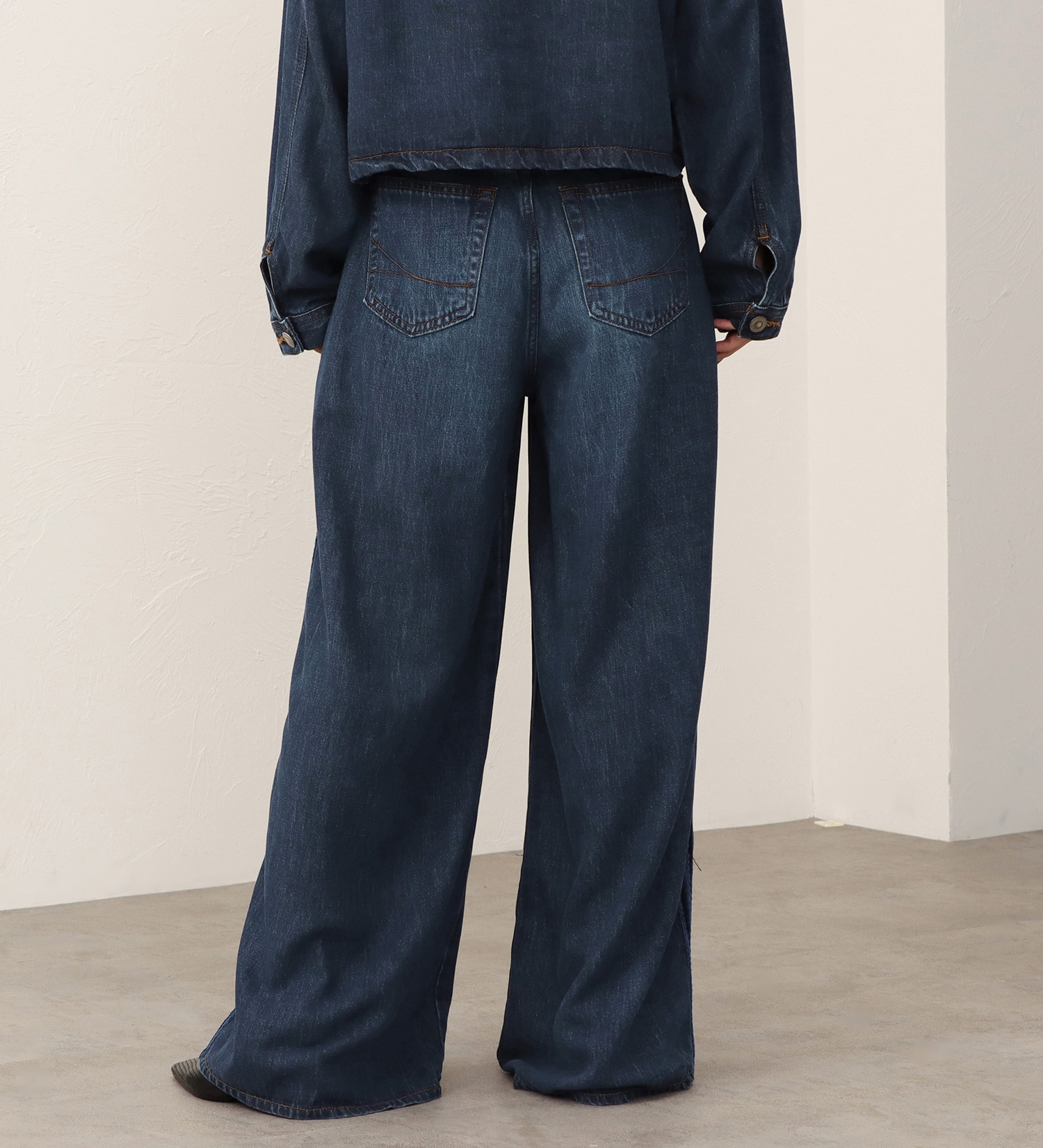 SOMETHING(サムシング)の【予約】atelier SOMETHING drape LINE PANTS/ドレープラインデニムパンツ|パンツ/パンツ/レディース|中色ブルー