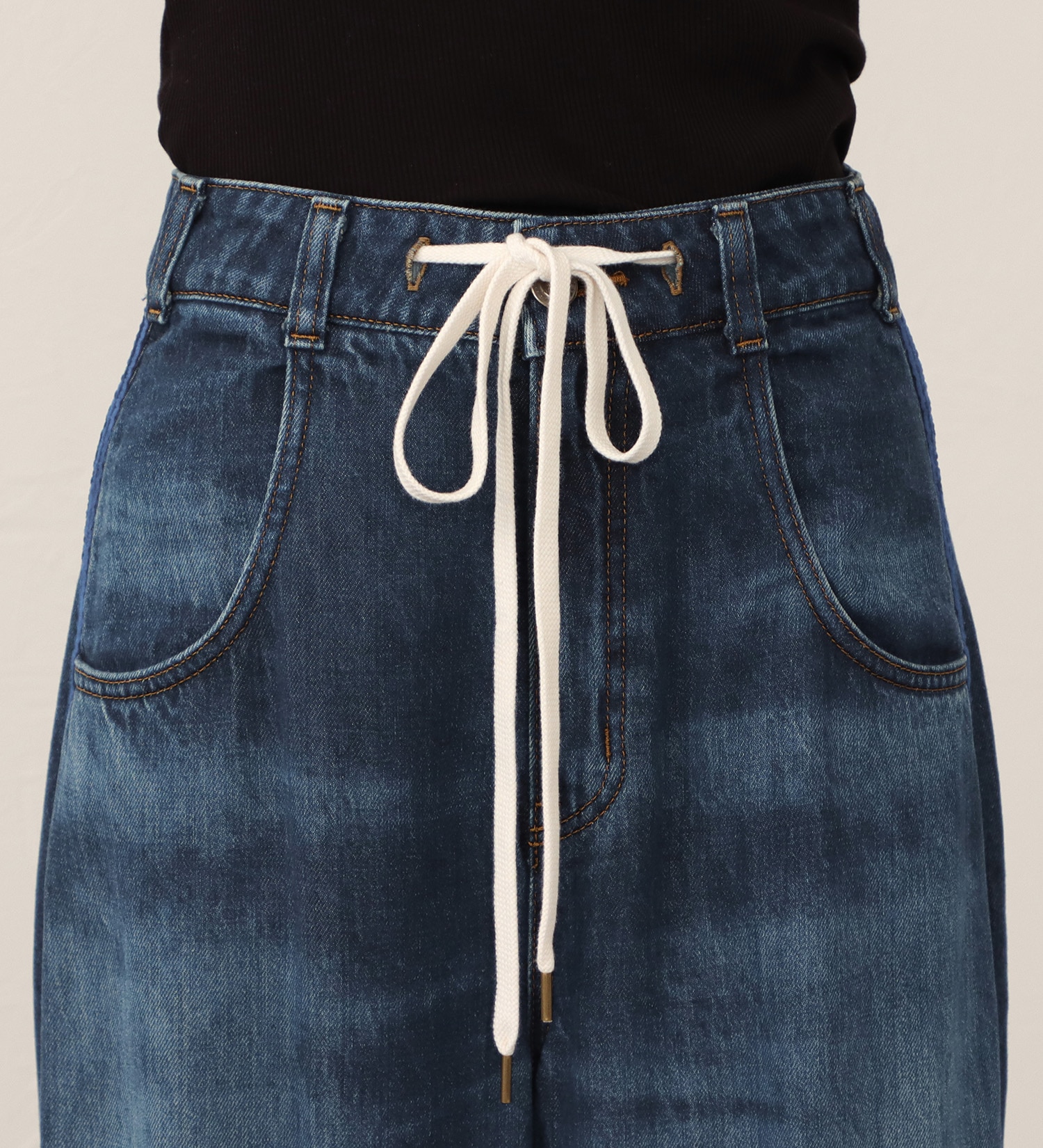 SOMETHING(サムシング)の【予約】atelier SOMETHING drape LINE PANTS/ドレープラインデニムパンツ|パンツ/パンツ/レディース|中色ブルー
