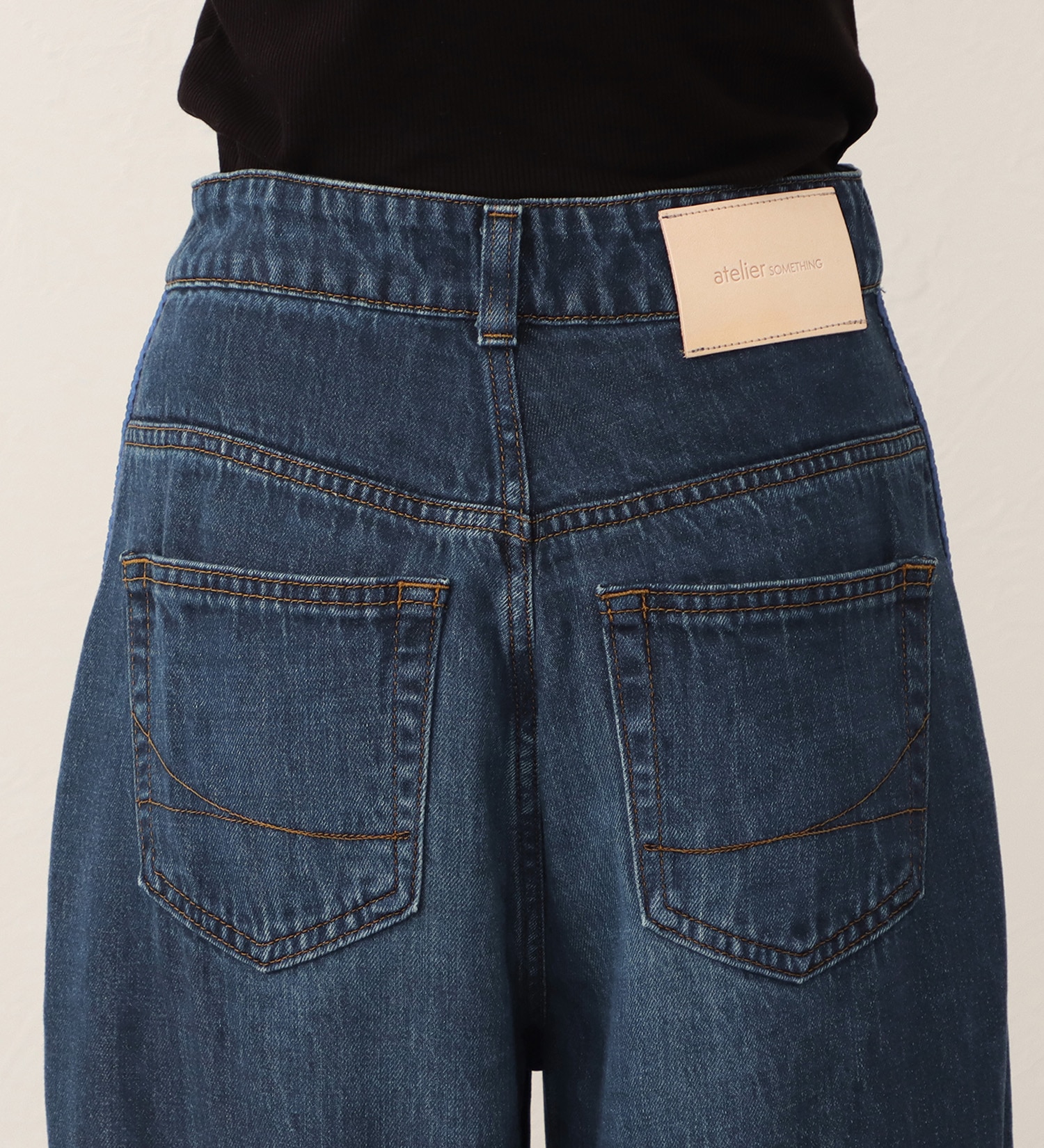 SOMETHING(サムシング)の【予約】atelier SOMETHING drape LINE PANTS/ドレープラインデニムパンツ|パンツ/パンツ/レディース|中色ブルー