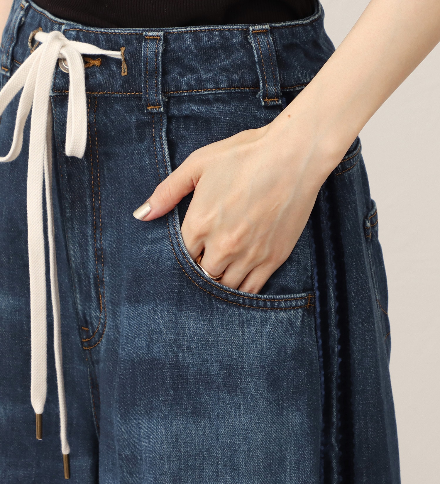 SOMETHING(サムシング)の【予約】atelier SOMETHING drape LINE PANTS/ドレープラインデニムパンツ|パンツ/パンツ/レディース|中色ブルー