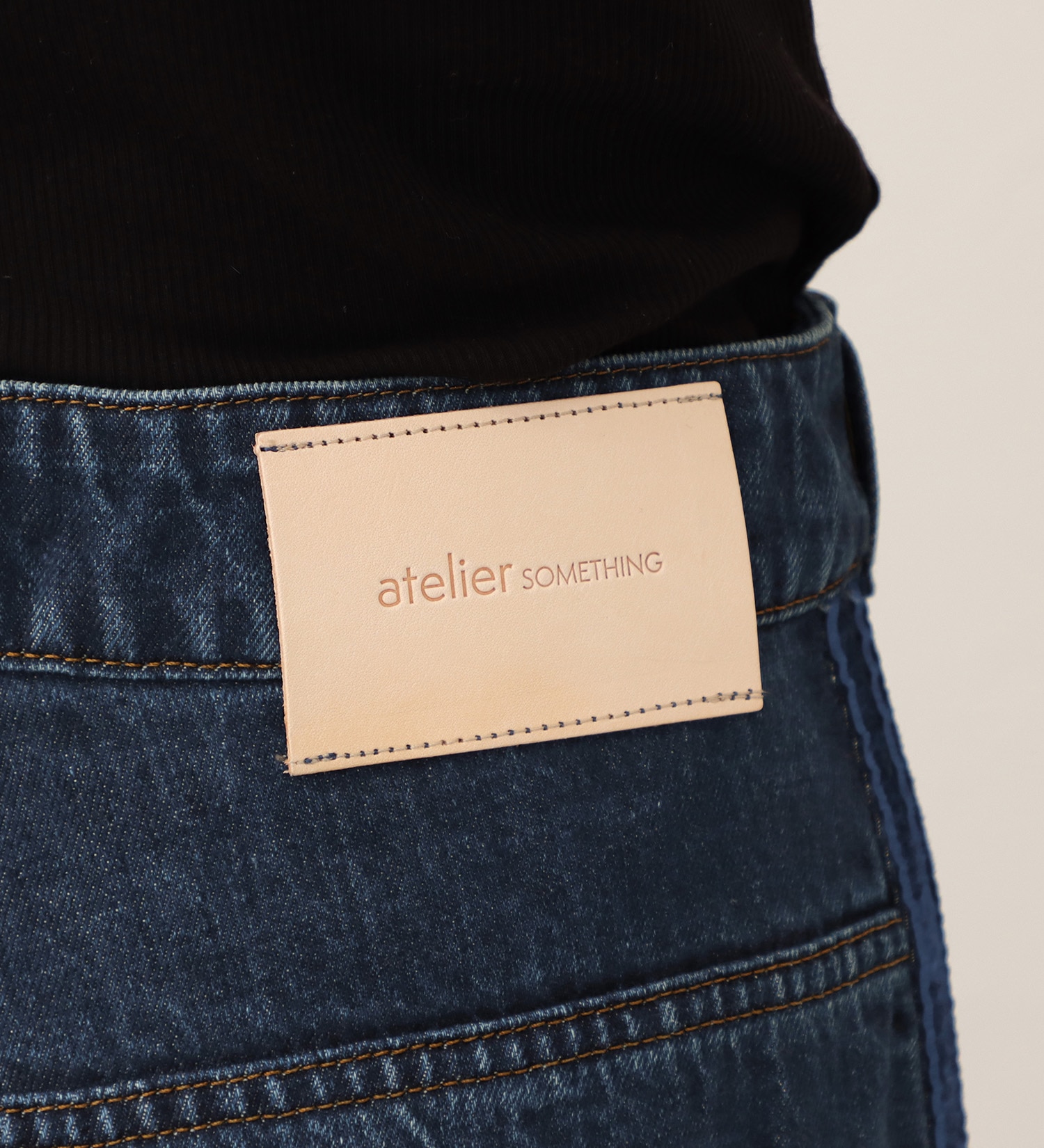 SOMETHING(サムシング)の【予約】atelier SOMETHING drape LINE PANTS/ドレープラインデニムパンツ|パンツ/パンツ/レディース|中色ブルー