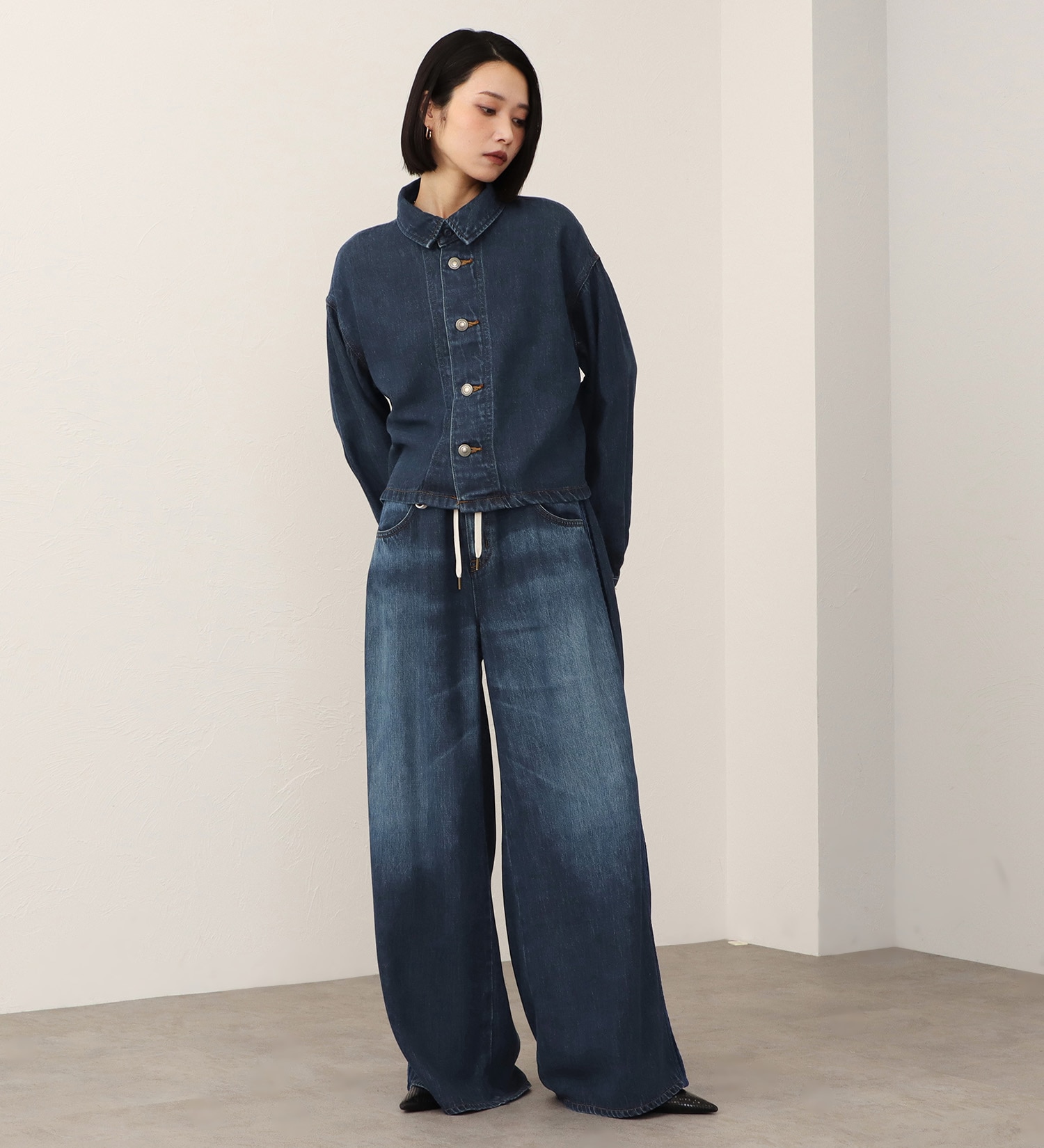 SOMETHING(サムシング)の【予約】atelier SOMETHING drape LINE PANTS/ドレープラインデニムパンツ|パンツ/パンツ/レディース|中色ブルー