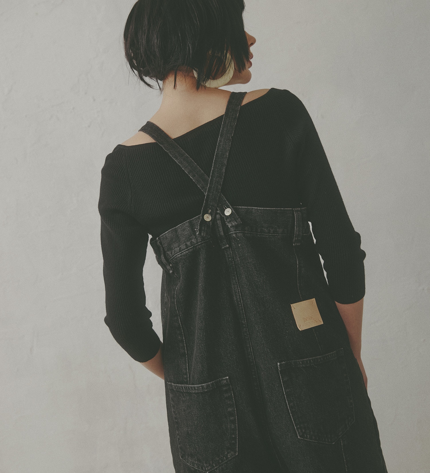 SOMETHING(サムシング)の【予約】atelier SOMETHING W KNEE SALOPETTE/マルチウェイデニムベアサロペット/オールインワン|オールインワン/サロペット/オーバーオール/レディース|ブラックデニム