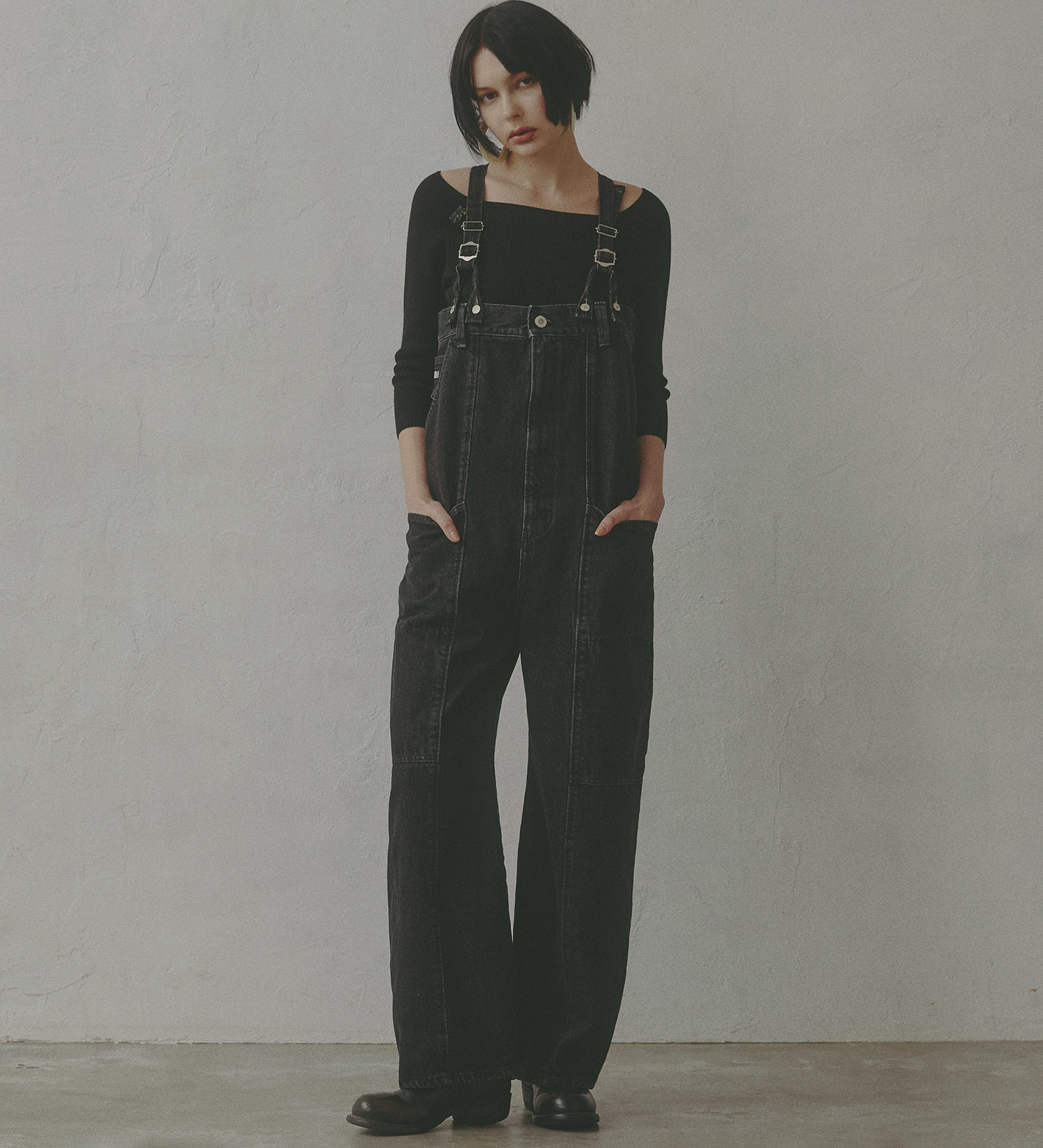 SOMETHING(サムシング)の【予約】atelier SOMETHING W KNEE SALOPETTE/マルチウェイデニムベアサロペット/オールインワン|オールインワン/サロペット/オーバーオール/レディース|ブラックデニム