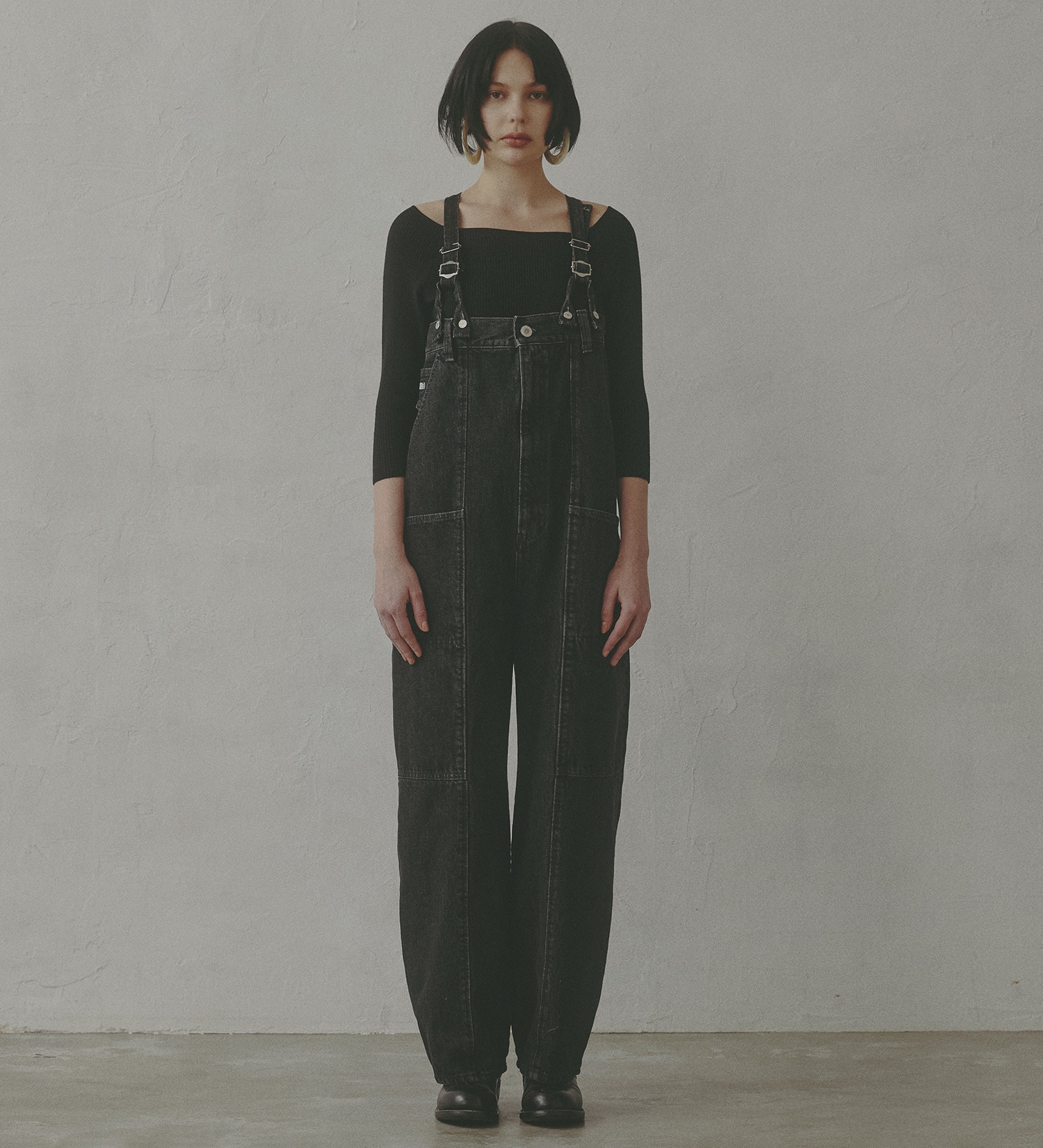 SOMETHING(サムシング)の【予約】atelier SOMETHING W KNEE SALOPETTE/マルチウェイデニムベアサロペット/オールインワン|オールインワン/サロペット/オーバーオール/レディース|ブラックデニム