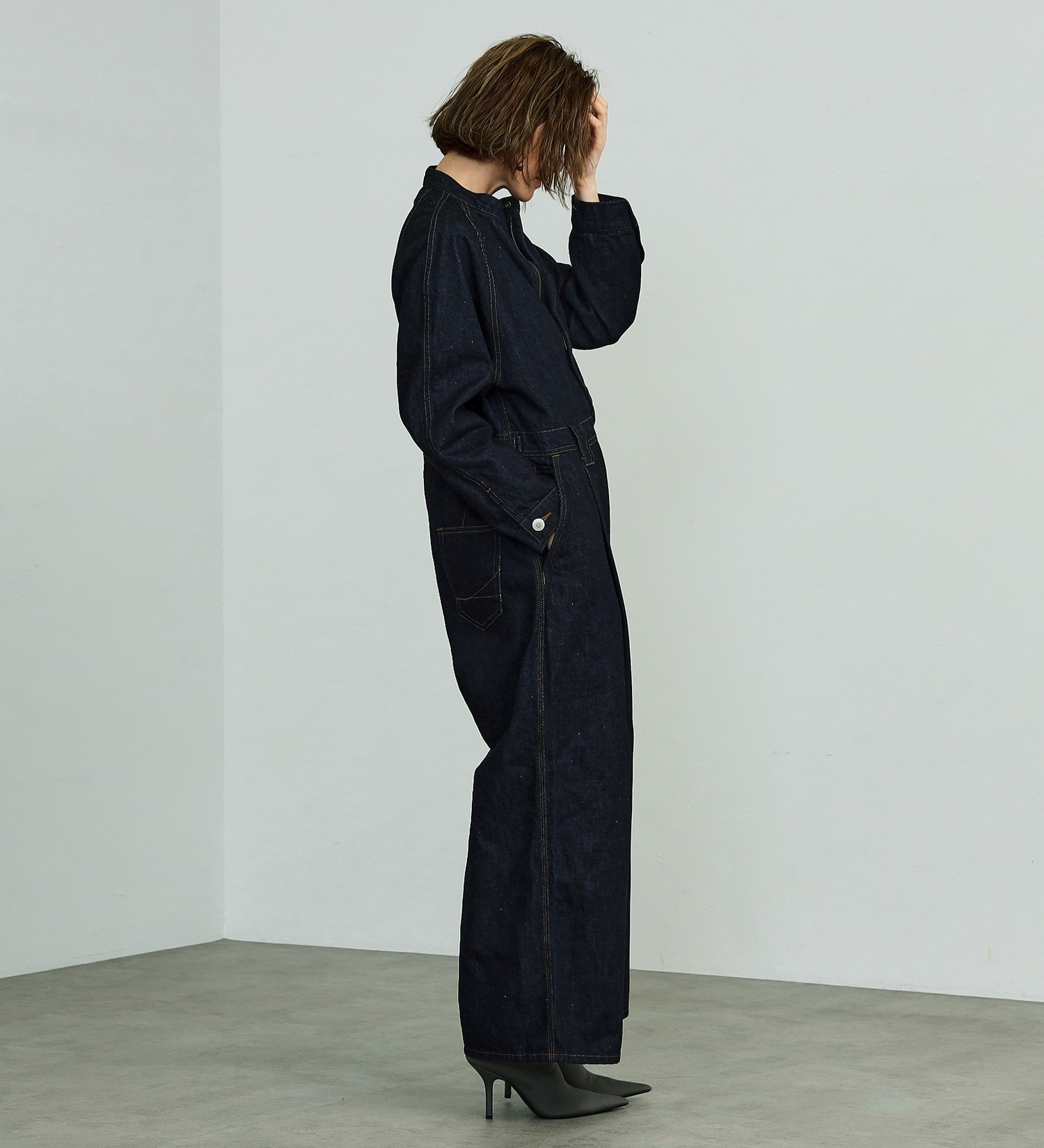 SOMETHING(サムシング)の【GISELe 10月号掲載】atelier SOMETHING STAND COLLAR JUMP SUIT/スタンドカラーデニムジャンプスーツ|オールインワン/つなぎ/オールインワン/レディース|インディゴブルー