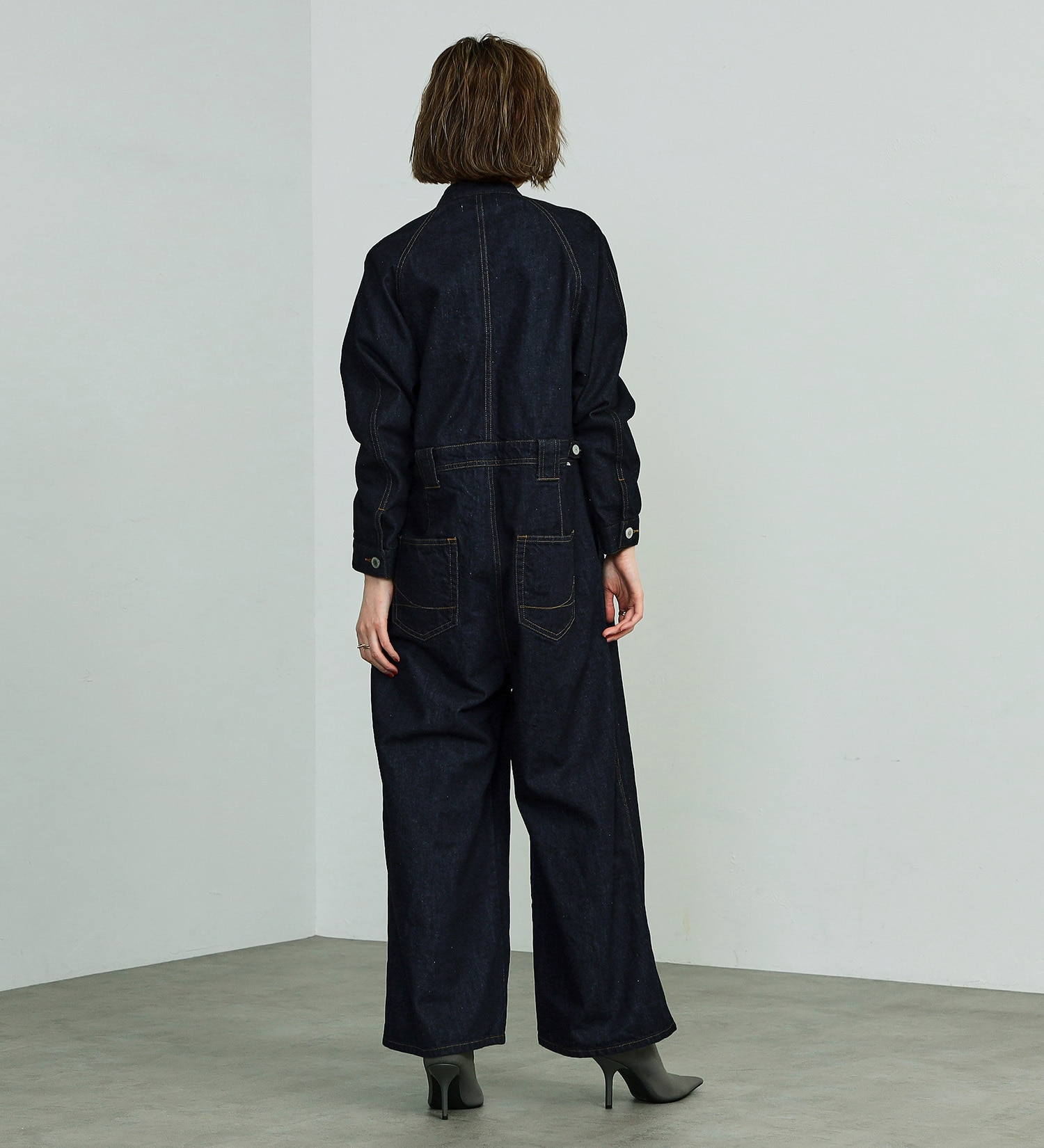 SOMETHING(サムシング)の【GISELe 10月号掲載】atelier SOMETHING STAND COLLAR JUMP SUIT/スタンドカラーデニムジャンプスーツ|オールインワン/つなぎ/オールインワン/レディース|インディゴブルー