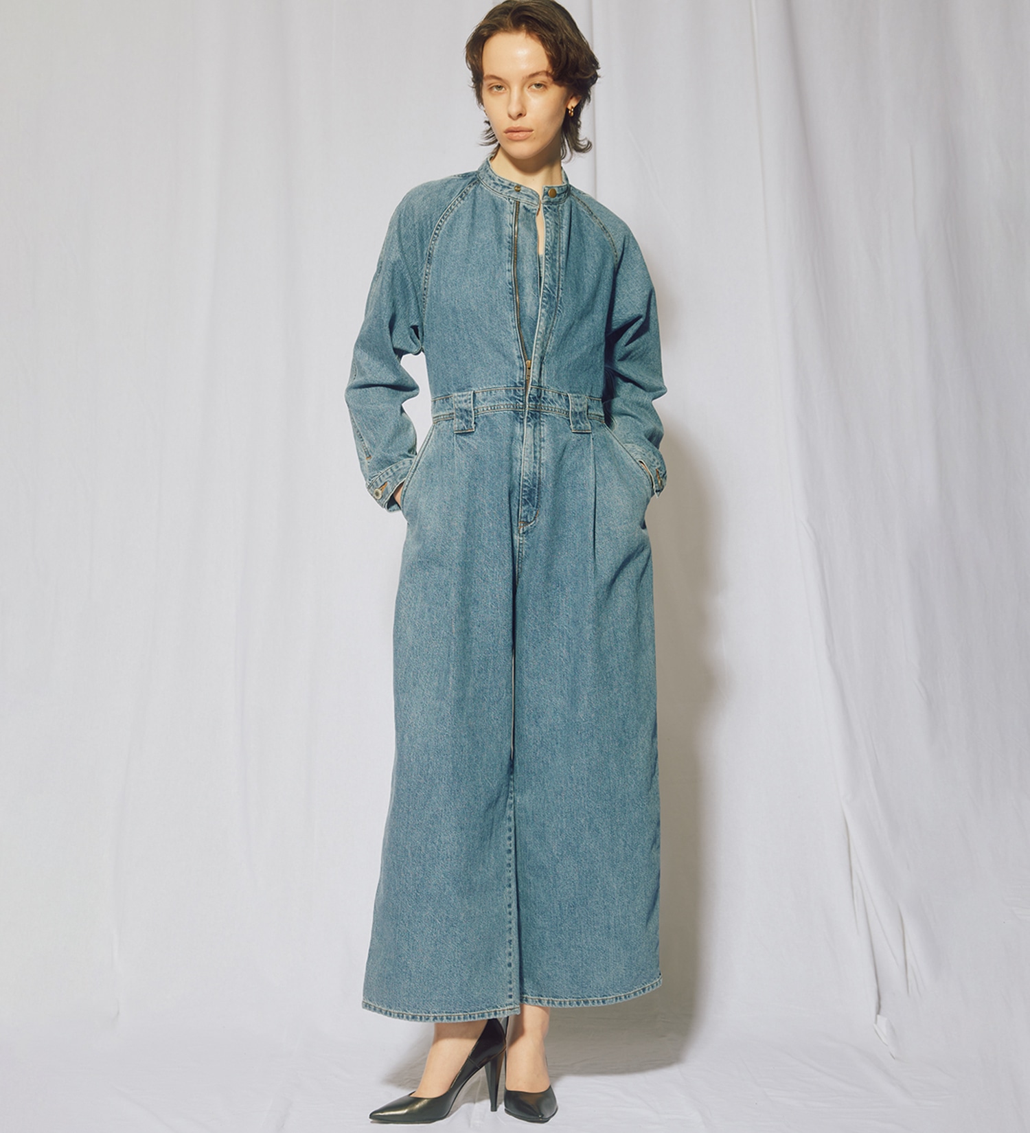 SOMETHING(サムシング)の【GISELe 10月号掲載】atelier SOMETHING STAND COLLAR JUMP SUIT/スタンドカラーデニムジャンプスーツ|オールインワン/つなぎ/オールインワン/レディース|淡色ブルー