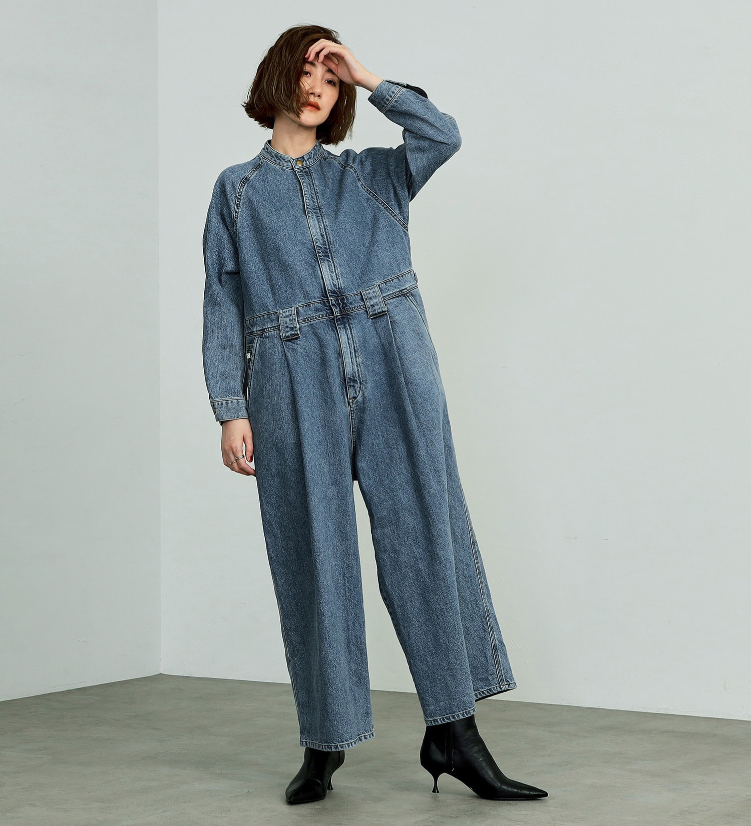 SOMETHING(サムシング)の【GISELe 10月号掲載】atelier SOMETHING STAND COLLAR JUMP SUIT/スタンドカラーデニムジャンプスーツ|オールインワン/つなぎ/オールインワン/レディース|淡色ブルー