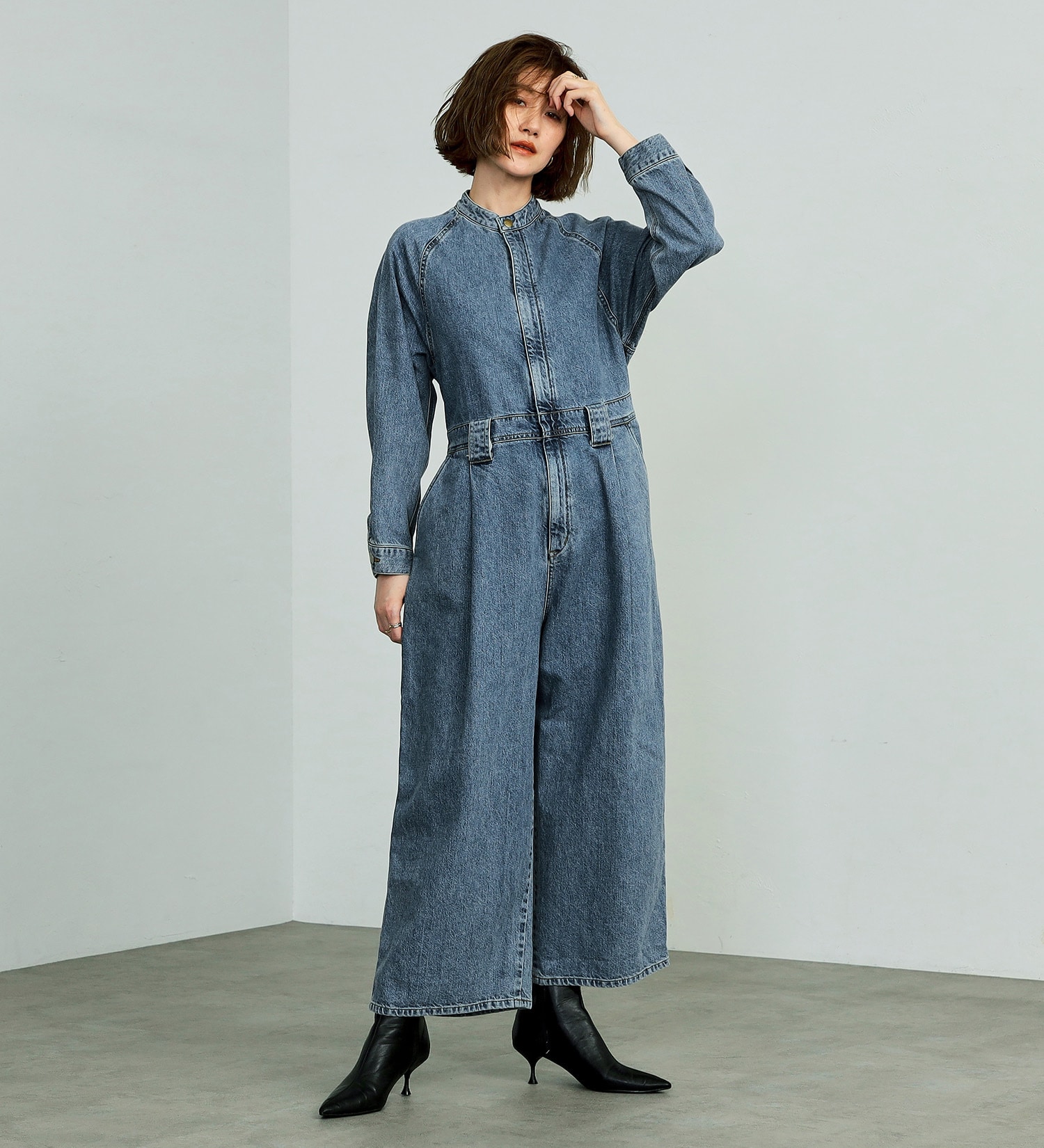 SOMETHING(サムシング)の【GISELe 10月号掲載】atelier SOMETHING STAND COLLAR JUMP SUIT/スタンドカラーデニムジャンプスーツ|オールインワン/つなぎ/オールインワン/レディース|淡色ブルー