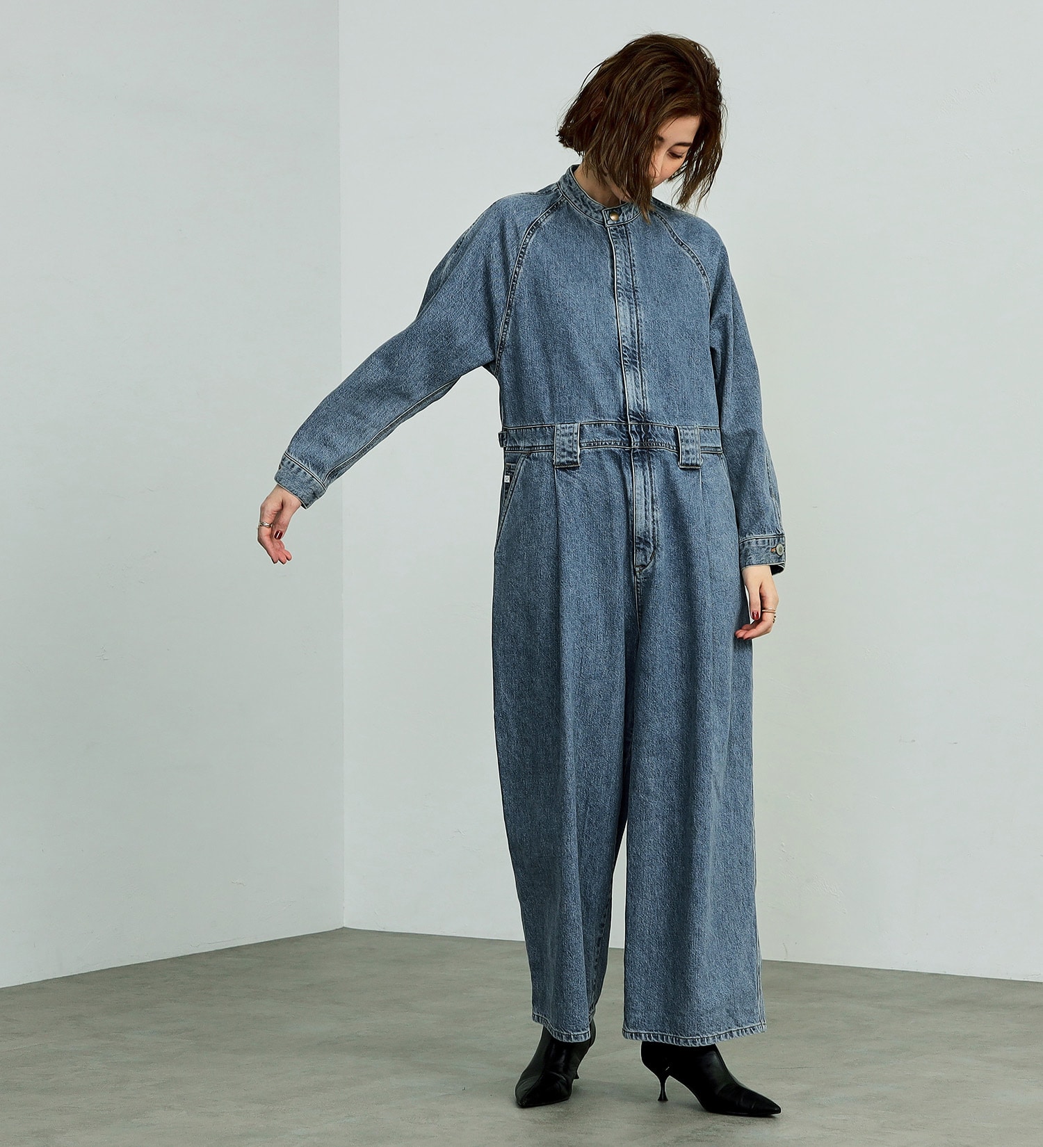 SOMETHING(サムシング)の【GISELe 10月号掲載】atelier SOMETHING STAND COLLAR JUMP SUIT/スタンドカラーデニムジャンプスーツ|オールインワン/つなぎ/オールインワン/レディース|淡色ブルー