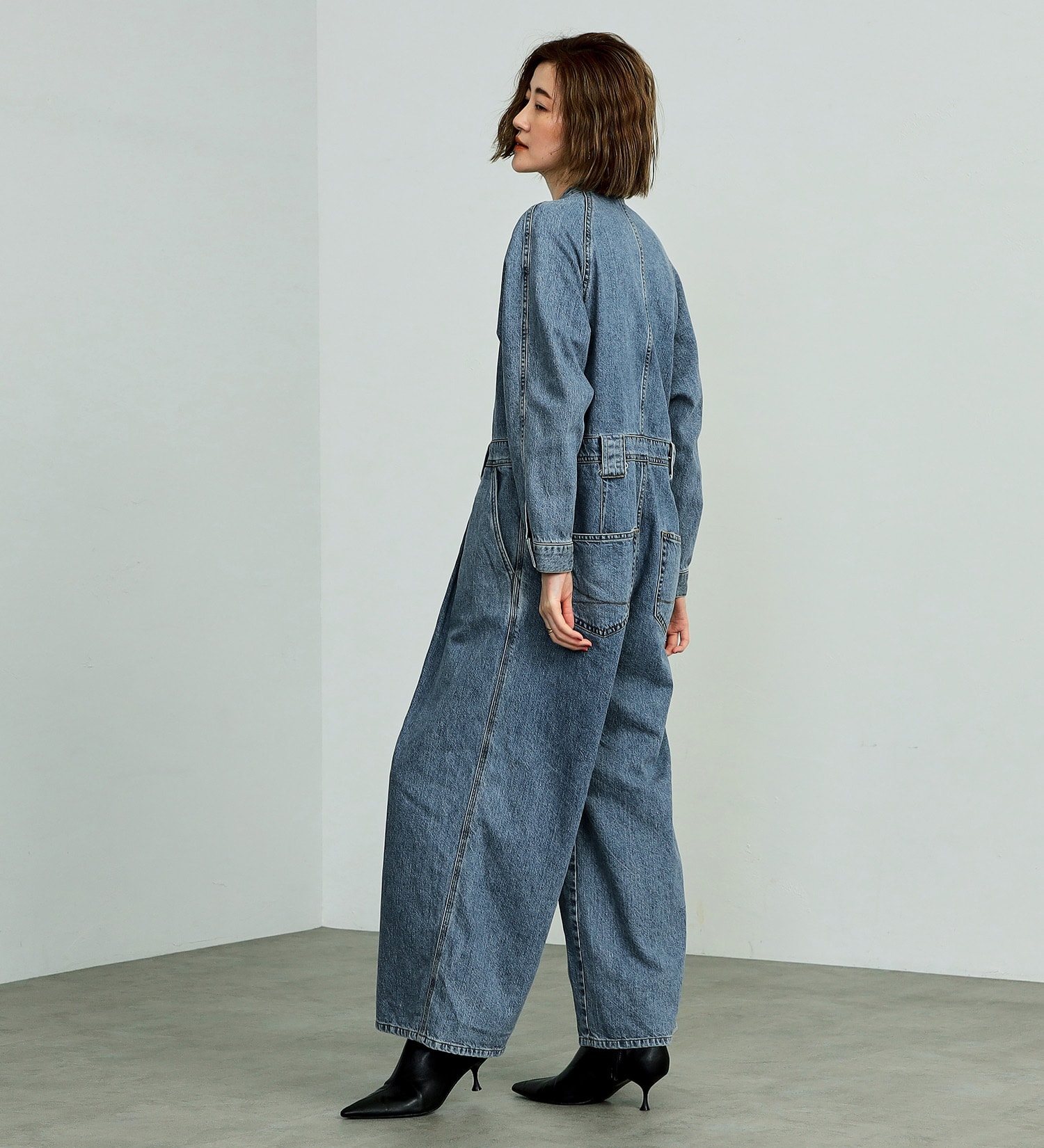 SOMETHING(サムシング)の【GISELe 10月号掲載】atelier SOMETHING STAND COLLAR JUMP SUIT/スタンドカラーデニムジャンプスーツ|オールインワン/つなぎ/オールインワン/レディース|淡色ブルー