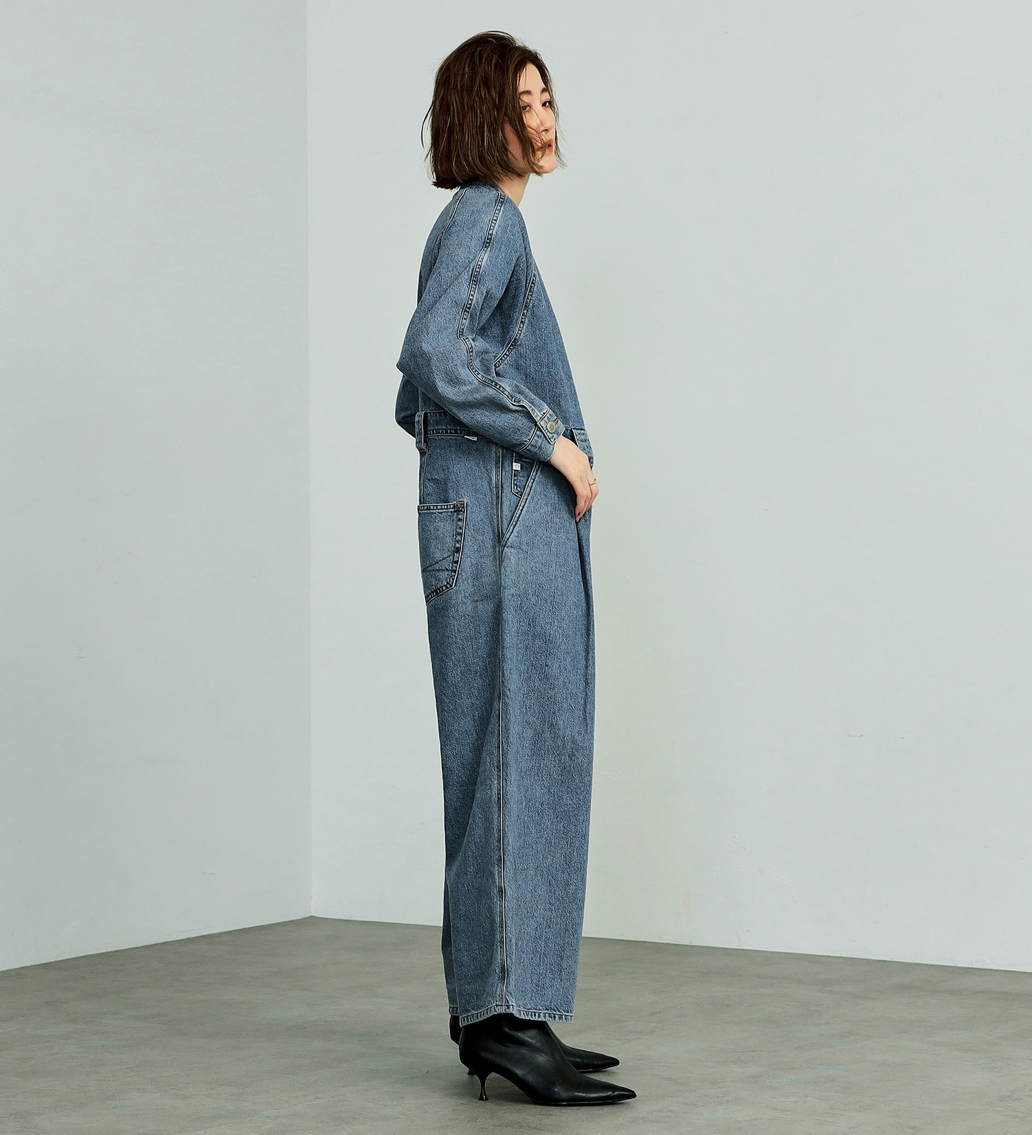 SOMETHING(サムシング)の【GISELe 10月号掲載】atelier SOMETHING STAND COLLAR JUMP SUIT/スタンドカラーデニムジャンプスーツ|オールインワン/つなぎ/オールインワン/レディース|淡色ブルー