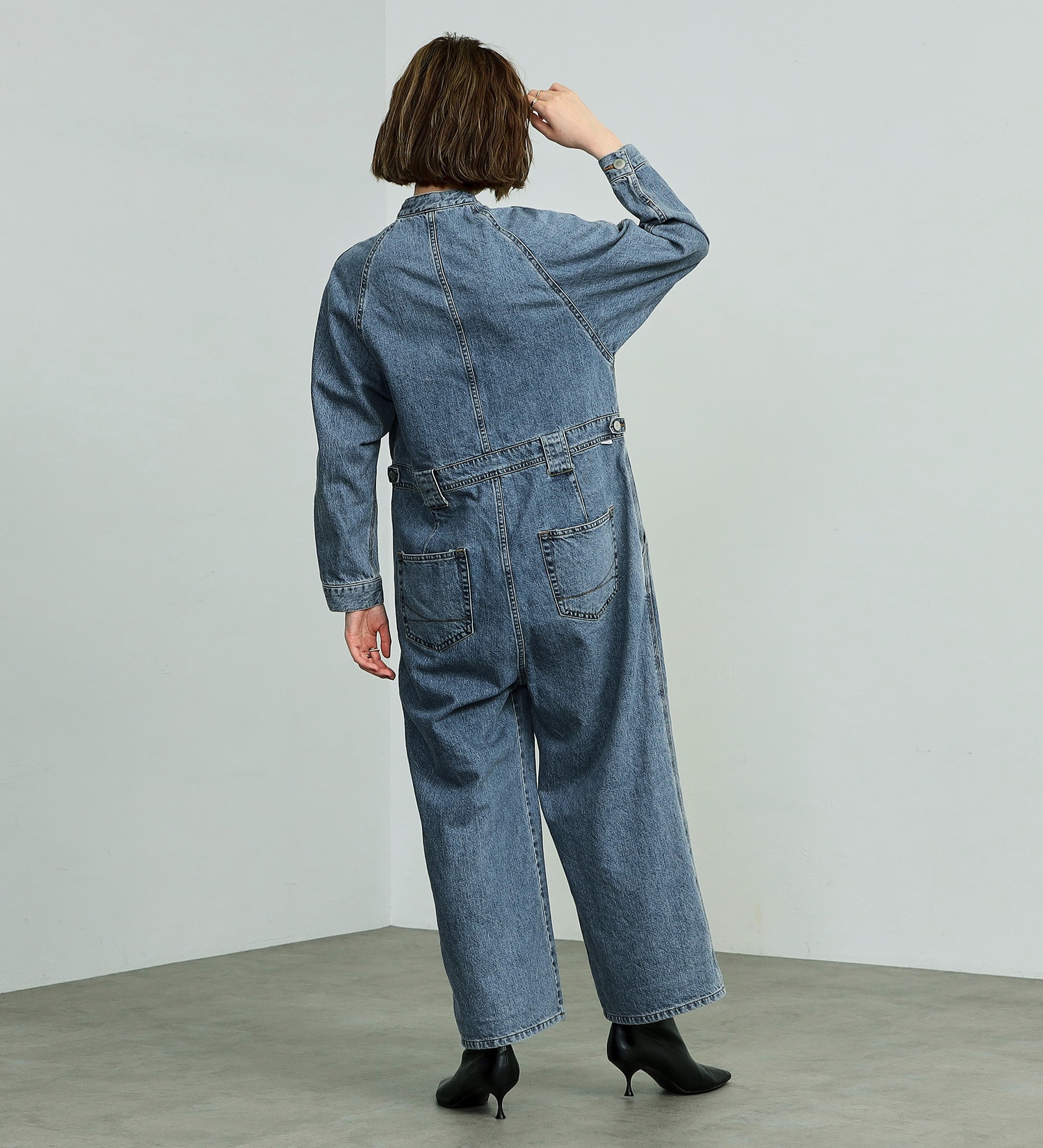 SOMETHING(サムシング)の【GISELe 10月号掲載】atelier SOMETHING STAND COLLAR JUMP SUIT/スタンドカラーデニムジャンプスーツ|オールインワン/つなぎ/オールインワン/レディース|淡色ブルー