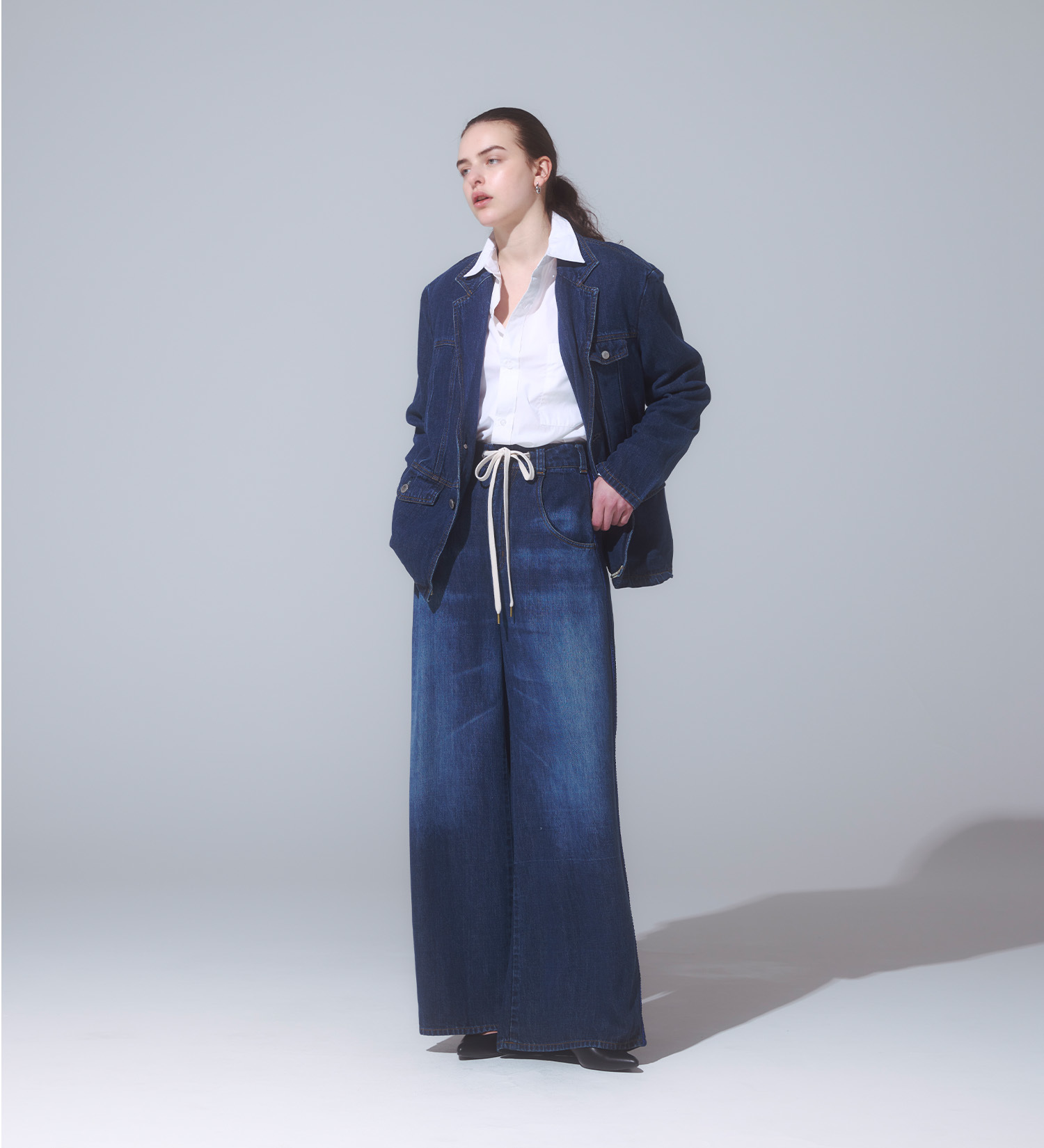 SOMETHING(サムシング)の【予約】atelier SOMETHING drape TAYLORED JACKET/ドレープテーラードデニムジャケット|ジャケット/アウター/テーラードジャケット/レディース|中色ブルー
