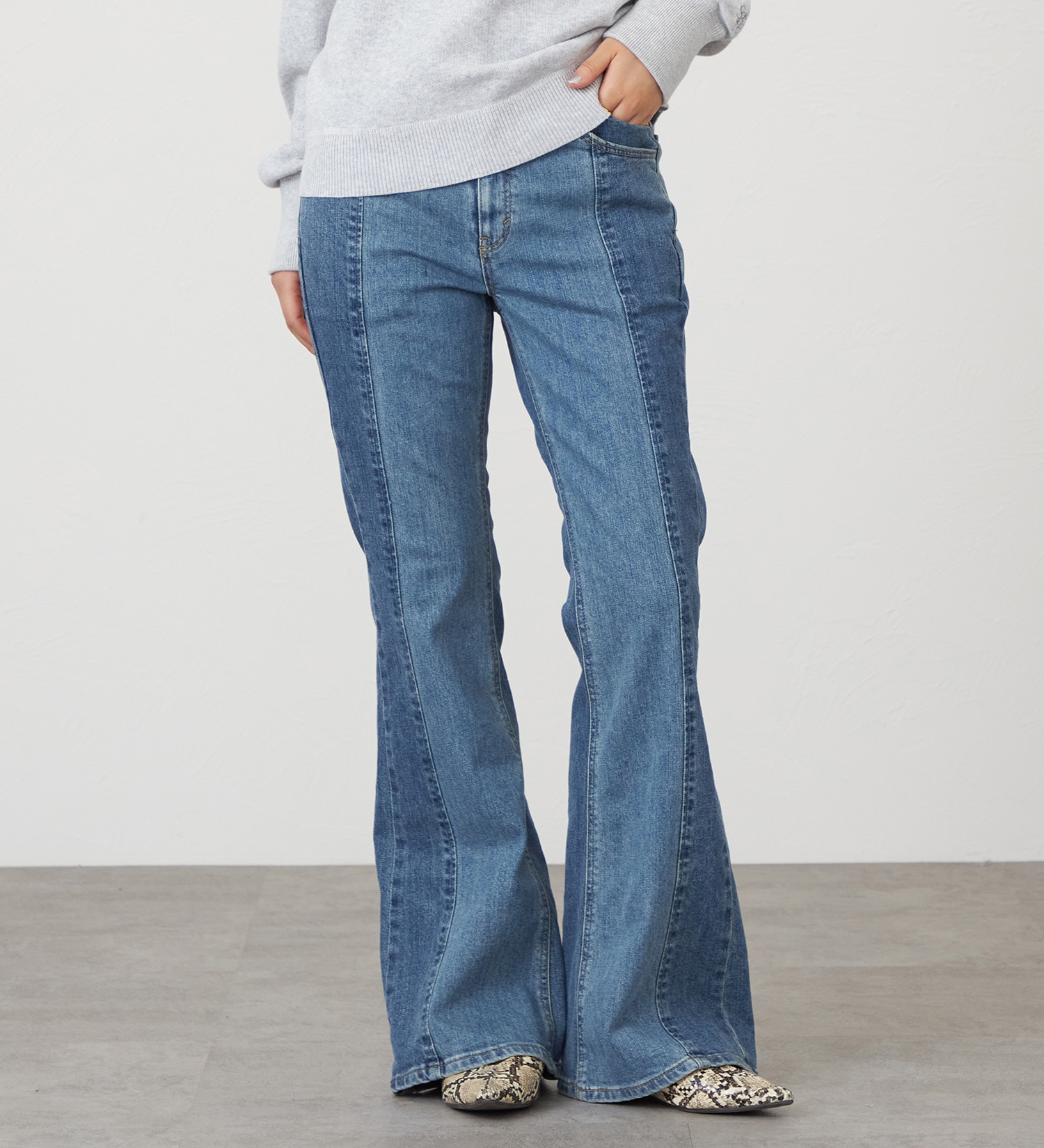 SOMETHING(サムシング)のSOMETHING LISA HIRISE BI-COLOR FLARE/ハイライズバイカラーフレアデニムパンツ|パンツ/デニム/ジーンズパンツ/レディース|淡色ブルー