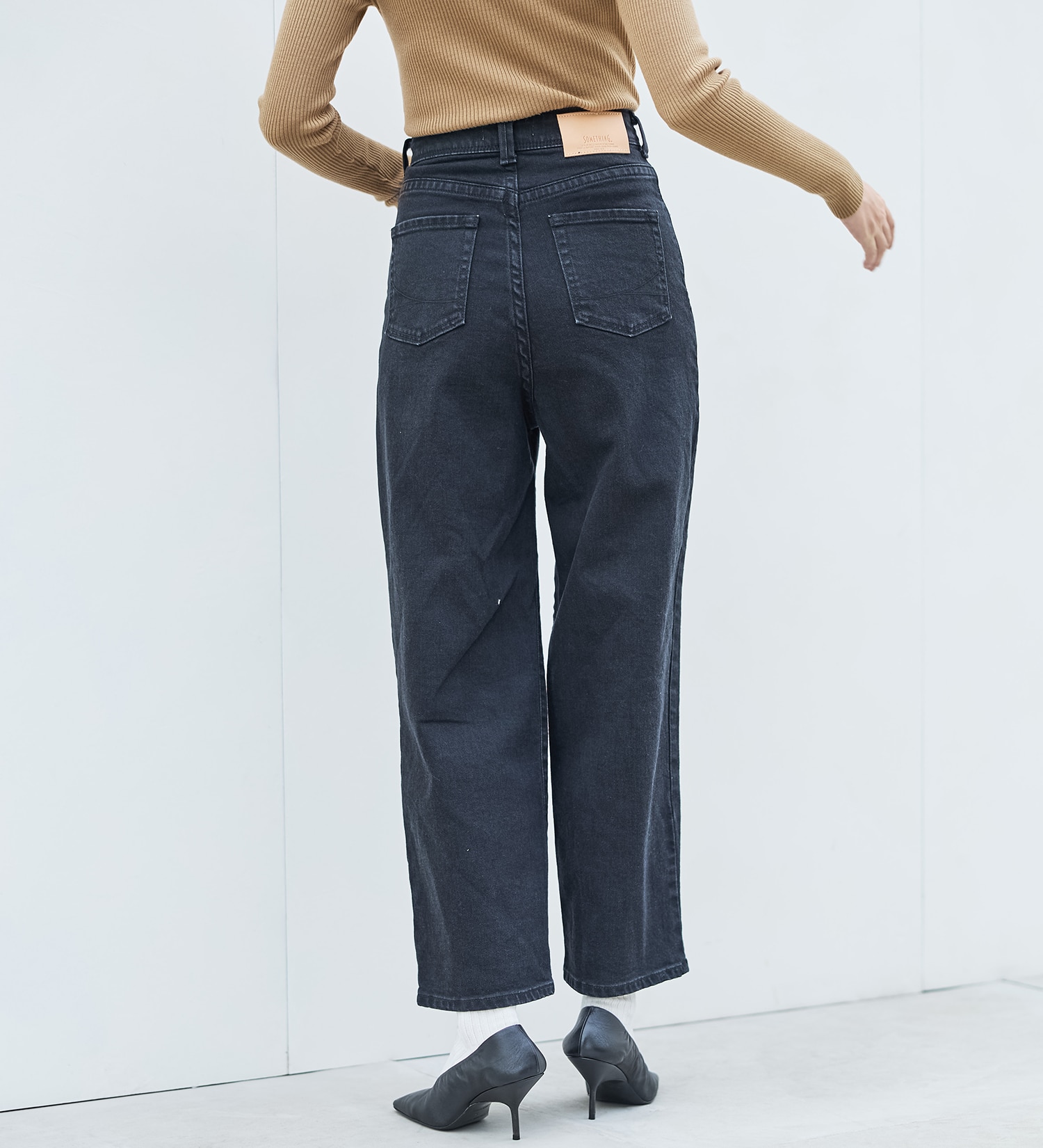 SOMETHING(サムシング)の【kanonさん着用】SOMETHING HANA SUPER HI-RISE CURVE TAPERED/スーパーハイライズカーブテーパードデニムパンツ|パンツ/デニム/ジーンズパンツ/レディース|ブラックデニム