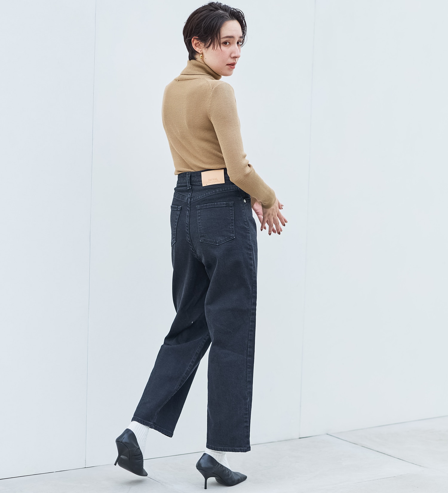 SOMETHING(サムシング)の【kanonさん着用】SOMETHING HANA SUPER HI-RISE CURVE TAPERED/スーパーハイライズカーブテーパードデニムパンツ|パンツ/デニム/ジーンズパンツ/レディース|ブラックデニム