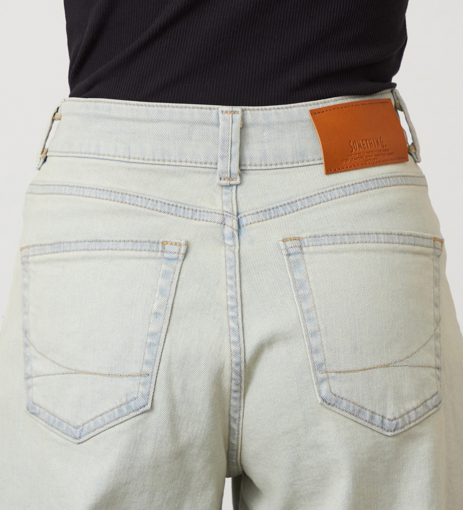 SOMETHING(サムシング)のSOMETHING HANAタックカーブデニムパンツ|パンツ/デニム/ジーンズパンツ/レディース|ベージュ