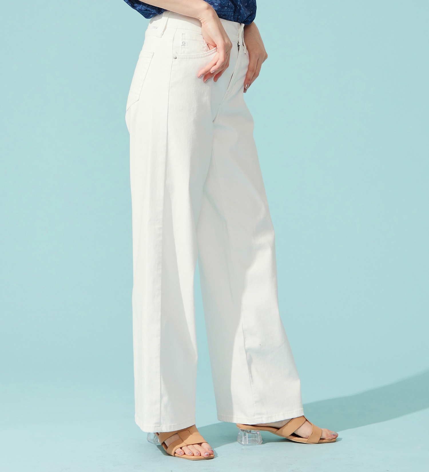 SOMETHING(サムシング)の【百貨店・直営店限定】SOMETHING ete セミワイドデニムパンツ【夏用/COOL/涼/抗菌/防臭/制菌】|パンツ/デニム/ジーンズパンツ/レディース|ホワイト