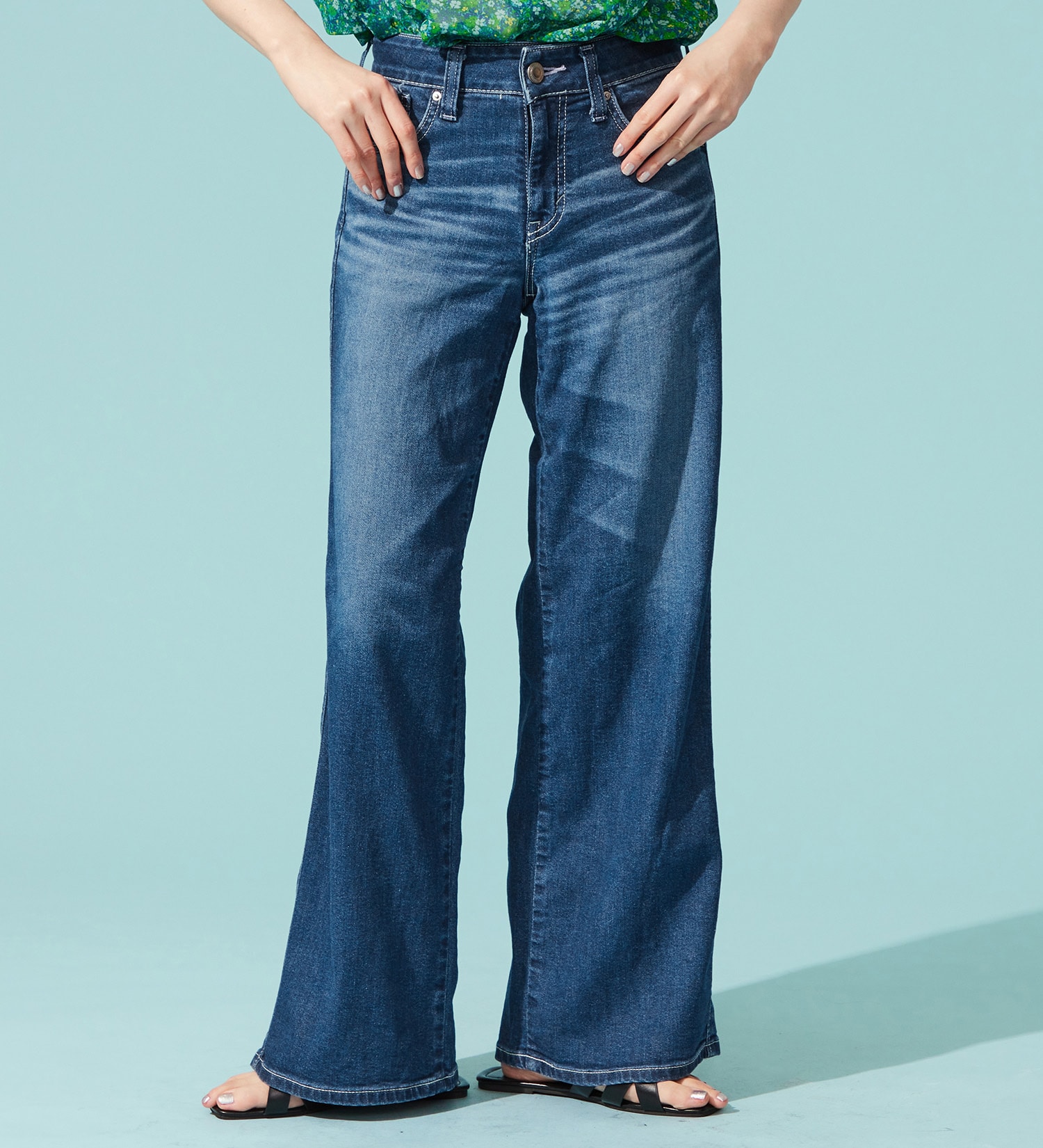 SOMETHING(サムシング)の【百貨店・直営店限定】SOMETHING ete セミワイドデニムパンツ【夏用/COOL/涼/抗菌/防臭/制菌】|パンツ/デニム/ジーンズパンツ/レディース|中色ブルー