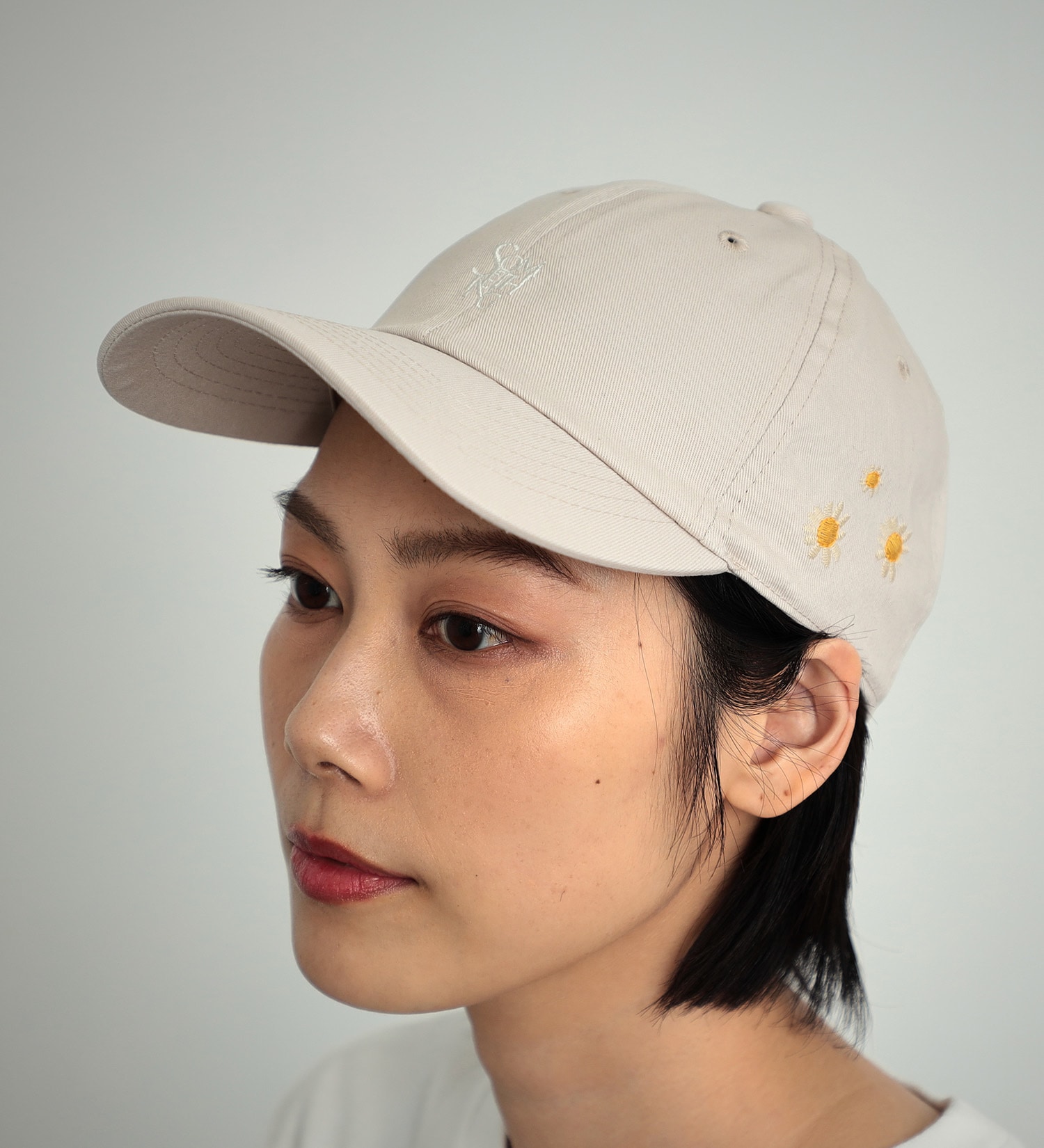 SOMETHING(サムシング)の【SALE】SOMETHING TOKYO SOME GIRLS DAISY EMBROIDERY キャップ|帽子/キャップ/レディース|アイボリー