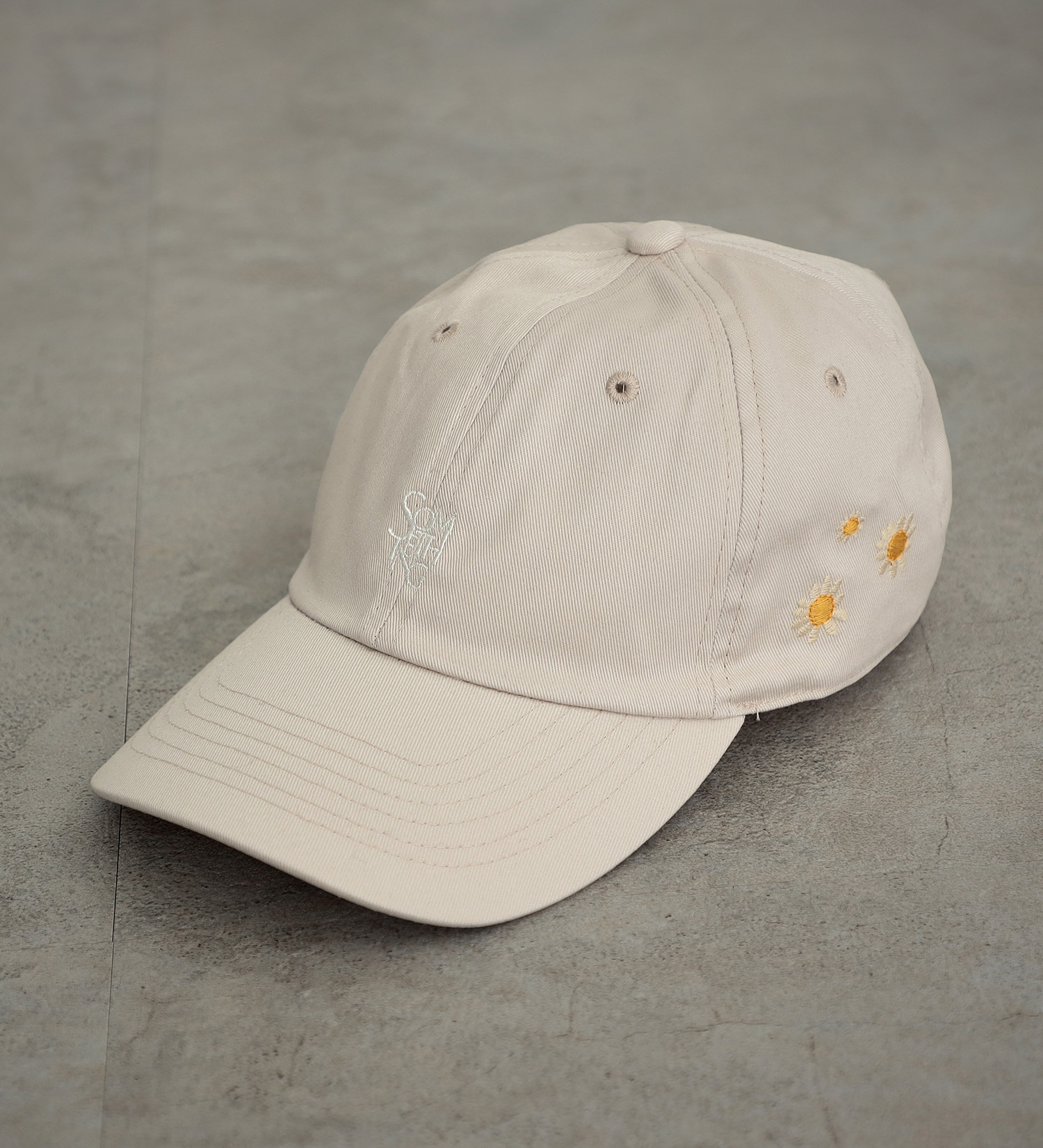 SOMETHING(サムシング)の【SALE】SOMETHING TOKYO SOME GIRLS DAISY EMBROIDERY キャップ|帽子/キャップ/レディース|アイボリー