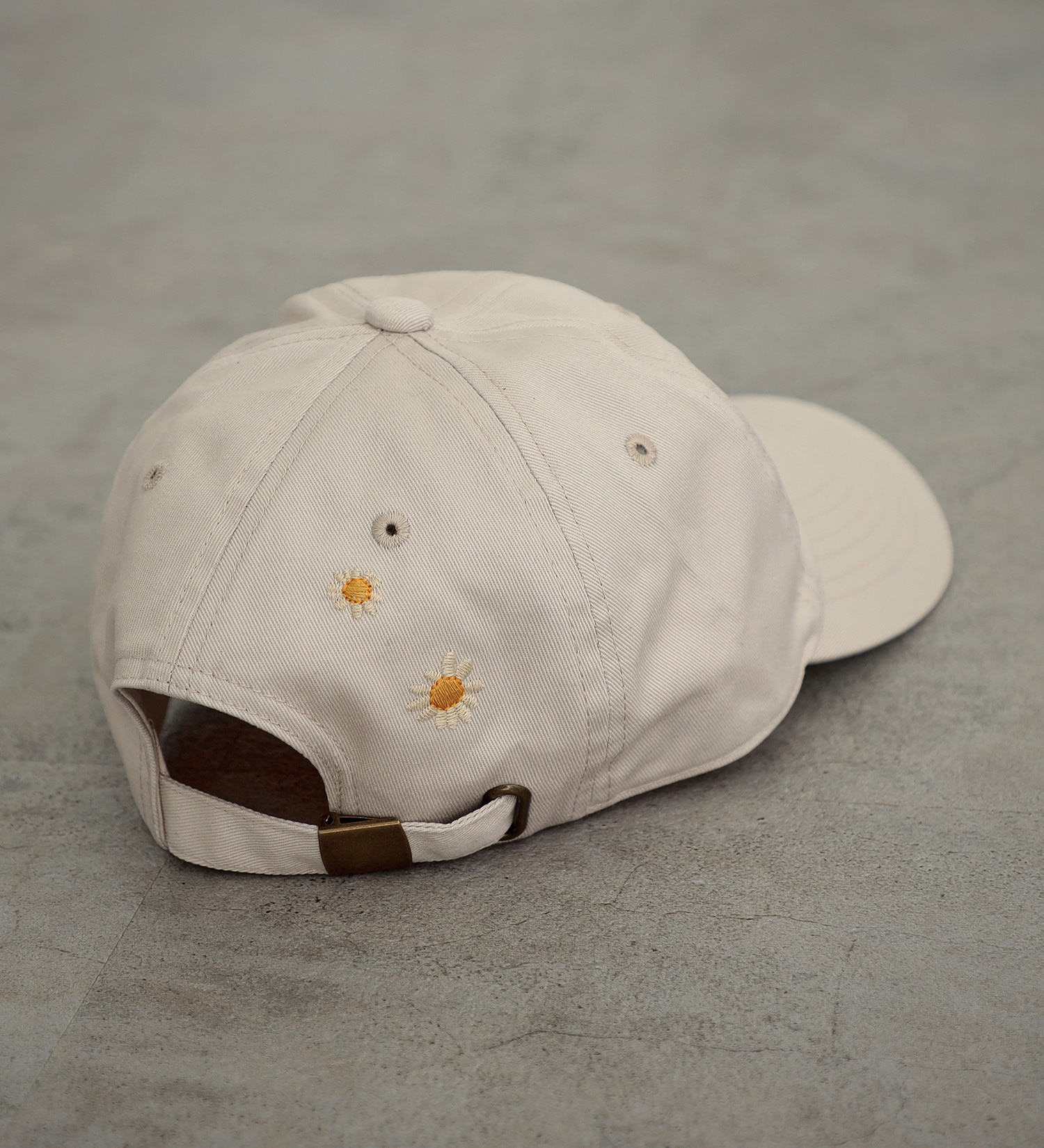 SOMETHING(サムシング)の【SALE】SOMETHING TOKYO SOME GIRLS DAISY EMBROIDERY キャップ|帽子/キャップ/レディース|アイボリー