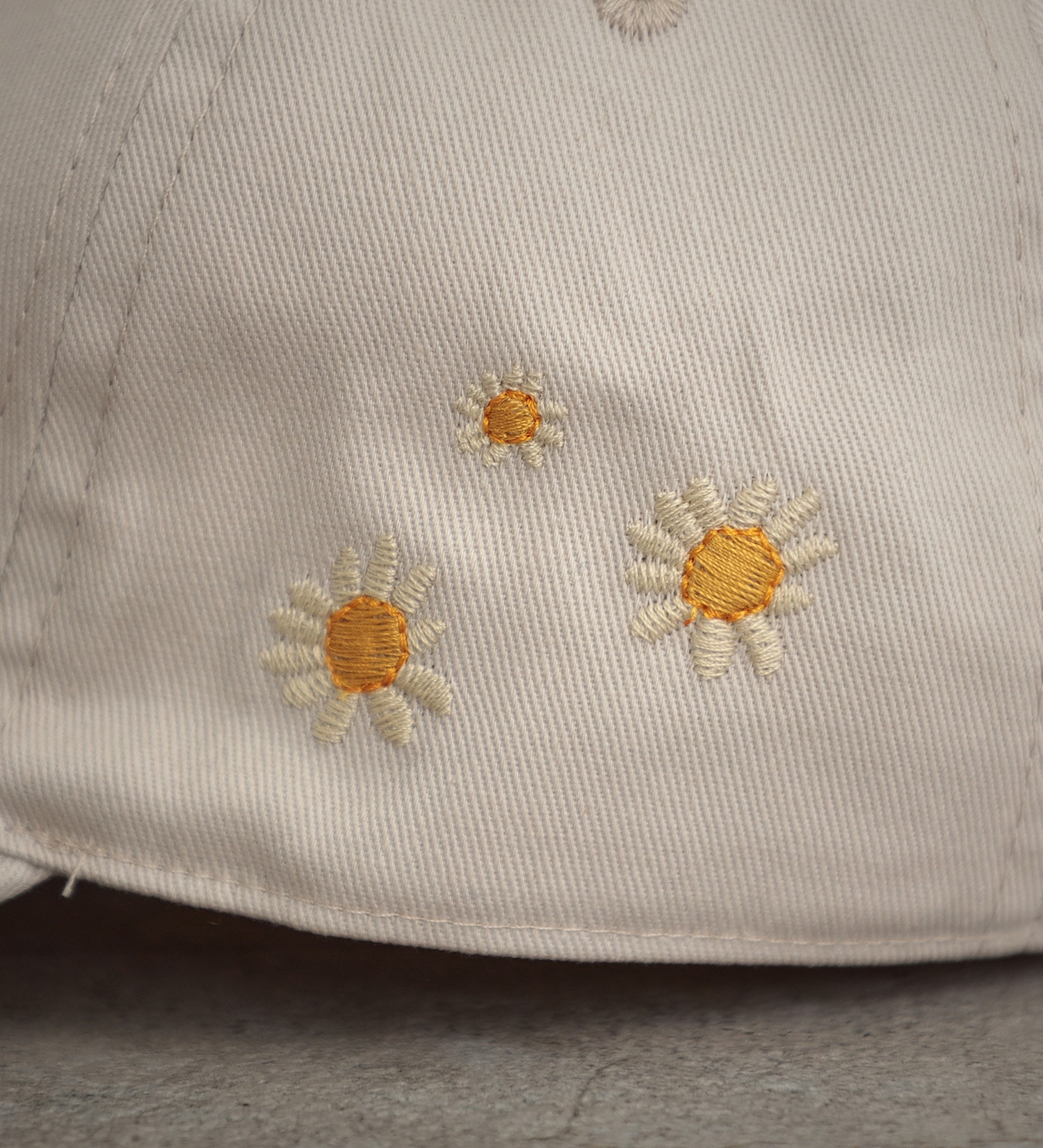 SOMETHING(サムシング)の【SALE】SOMETHING TOKYO SOME GIRLS DAISY EMBROIDERY キャップ|帽子/キャップ/レディース|アイボリー