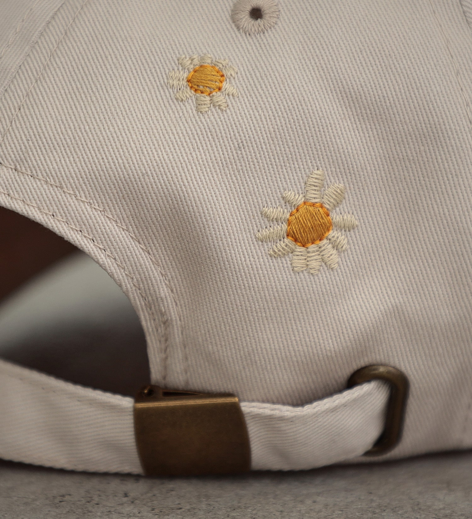 SOMETHING(サムシング)の【SALE】SOMETHING TOKYO SOME GIRLS DAISY EMBROIDERY キャップ|帽子/キャップ/レディース|アイボリー