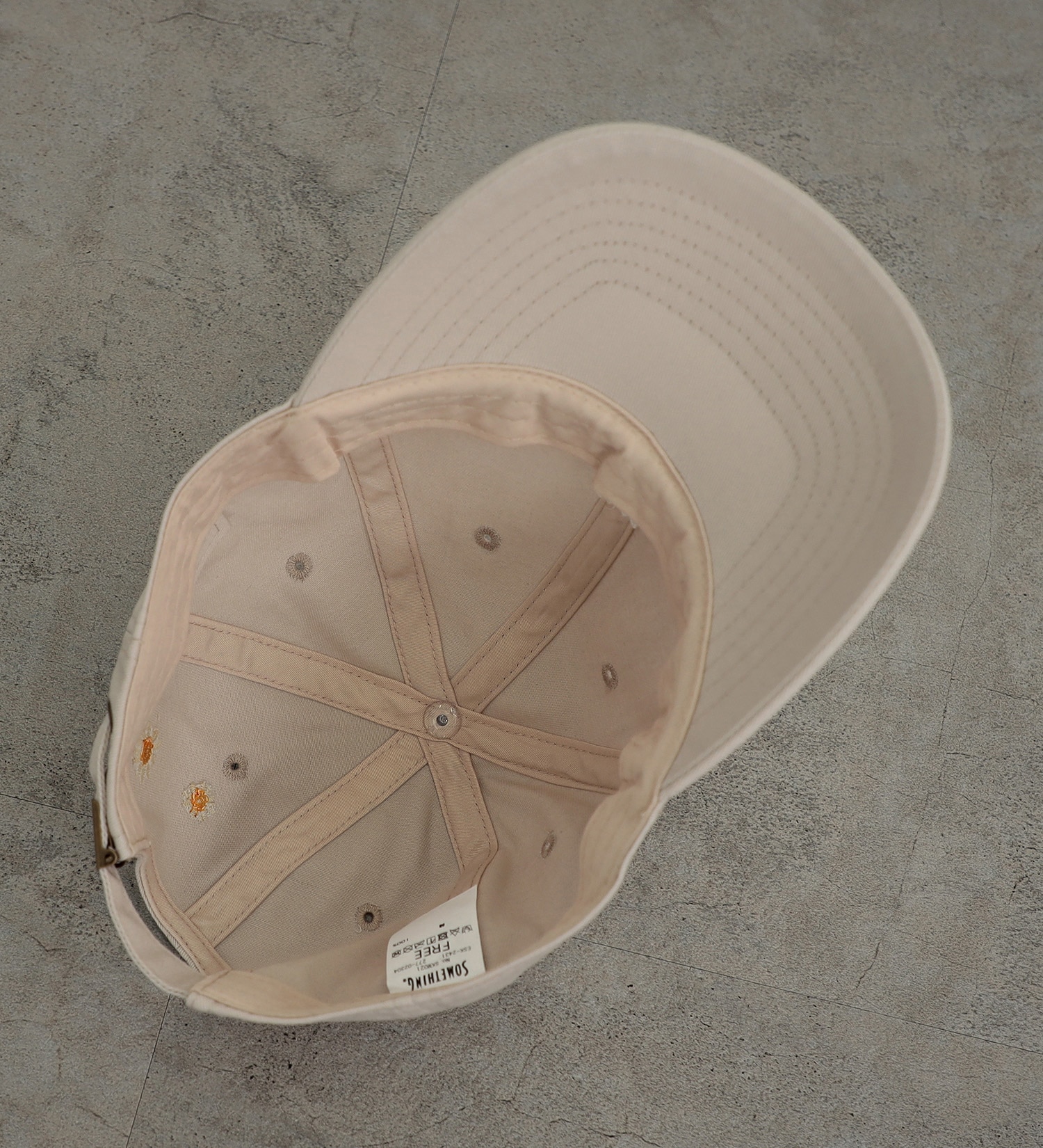 SOMETHING(サムシング)の【SALE】SOMETHING TOKYO SOME GIRLS DAISY EMBROIDERY キャップ|帽子/キャップ/レディース|アイボリー