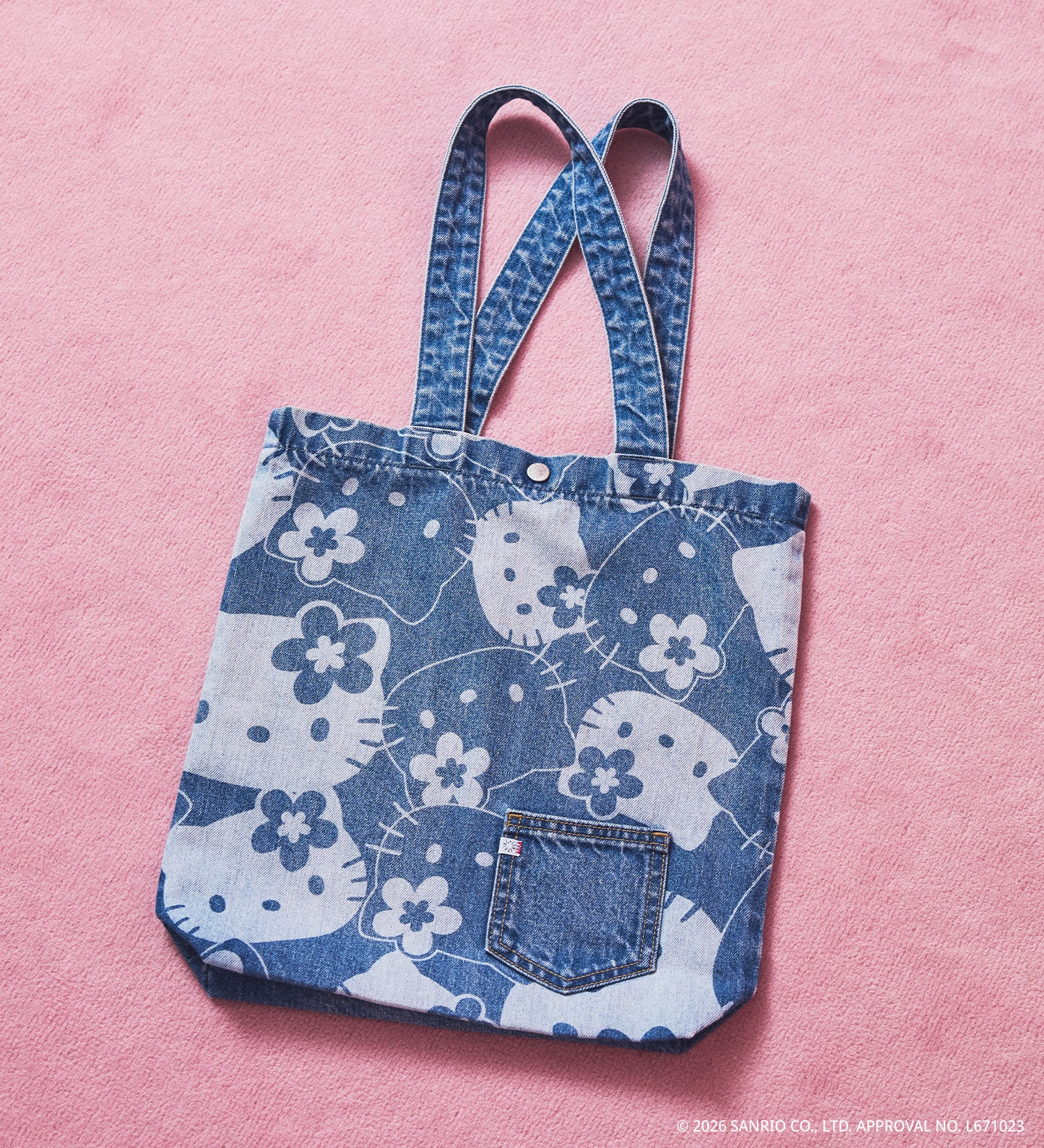 SOMETHING(サムシング)のSOMETHING×HELLO KITTY DENIM TOTE|バッグ/トートバッグ/レディース|淡色ブルー