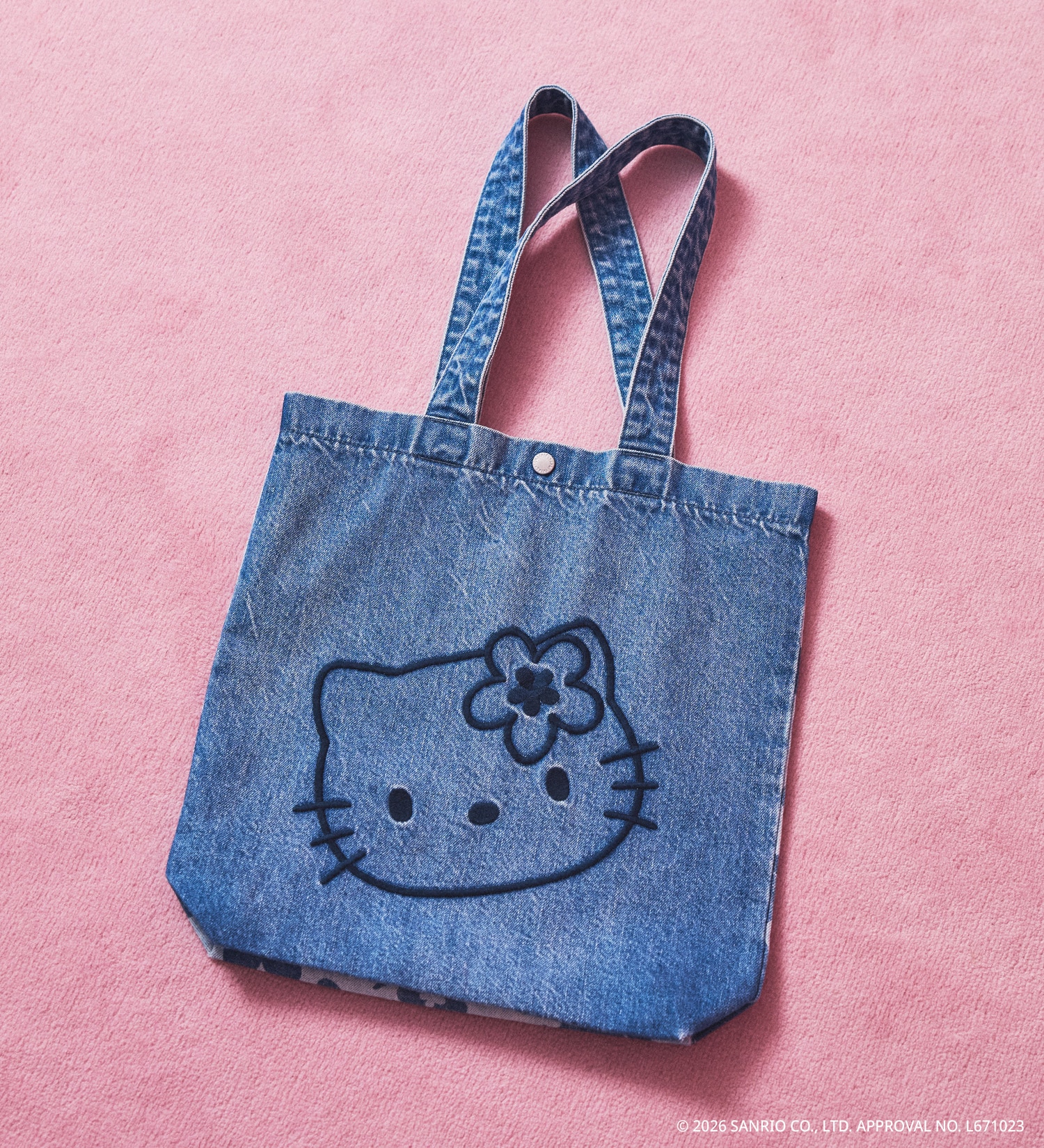 SOMETHING(サムシング)のSOMETHING×HELLO KITTY DENIM TOTE|バッグ/トートバッグ/レディース|淡色ブルー
