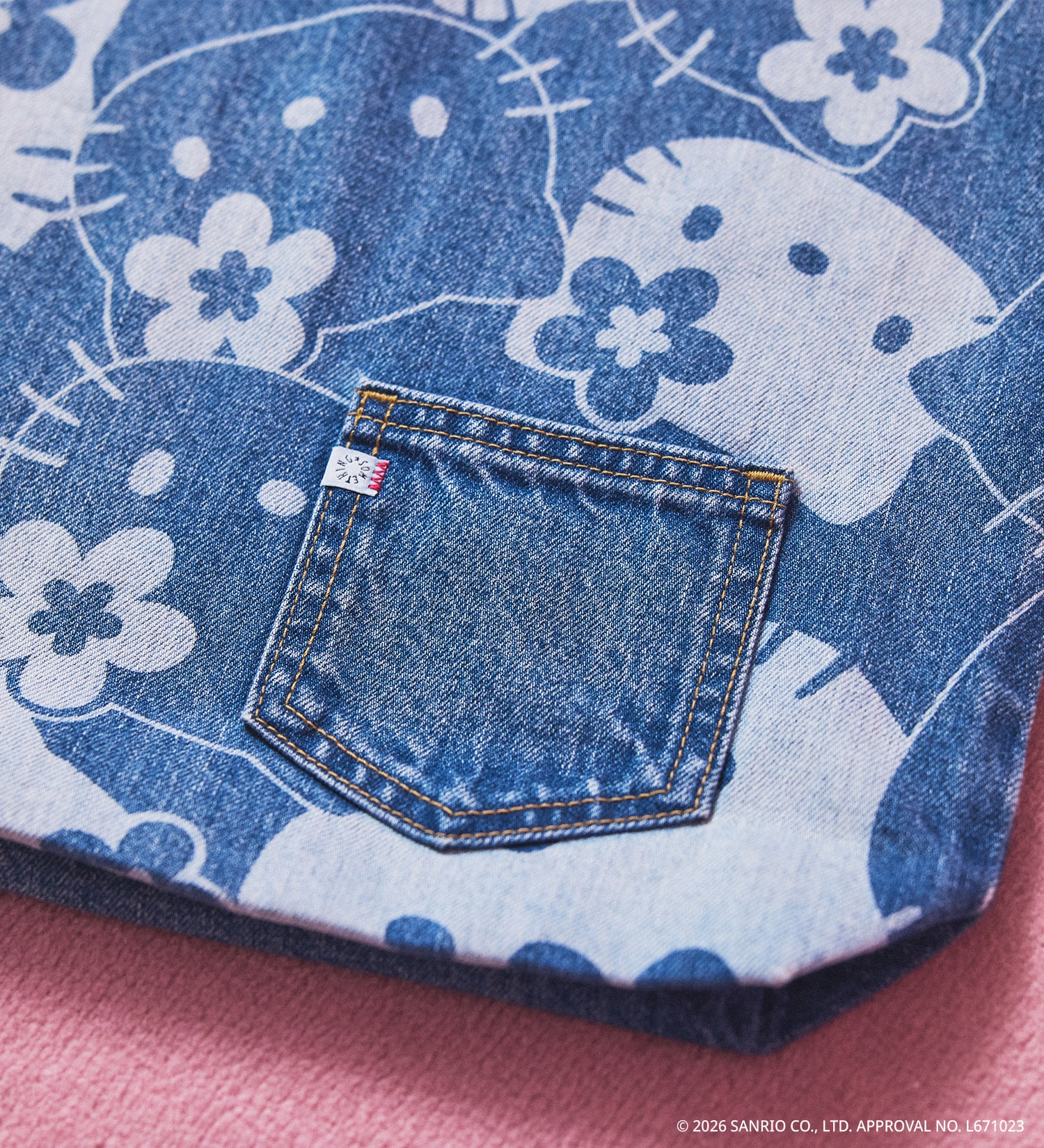SOMETHING(サムシング)のSOMETHING×HELLO KITTY DENIM TOTE|バッグ/トートバッグ/レディース|淡色ブルー