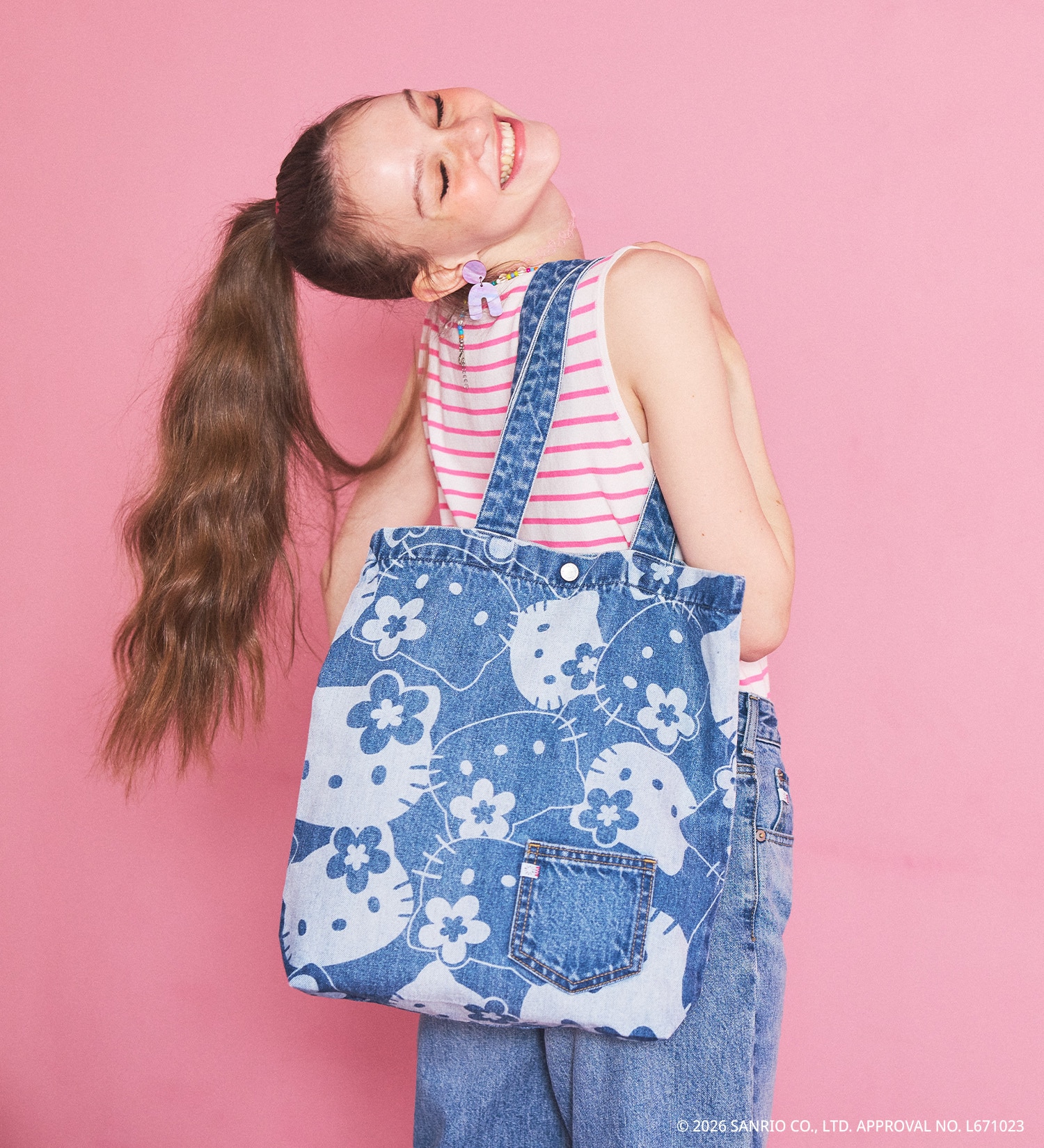 SOMETHING(サムシング)のSOMETHING×HELLO KITTY DENIM TOTE|バッグ/トートバッグ/レディース|淡色ブルー