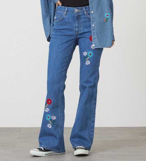 SOMETHING(サムシング)のSOMETHING LISA フレアデニムパンツ【フラワー刺繍】|パンツ/デニム/ジーンズパンツ/レディース|中色ブルー