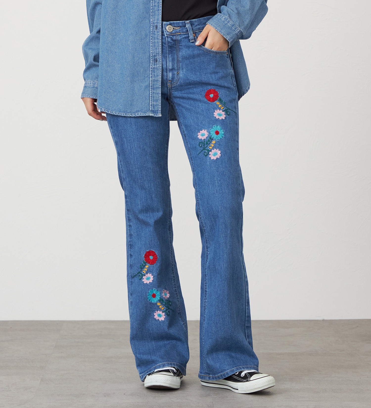 SOMETHING(サムシング)のSOMETHING LISA フレアデニムパンツ【フラワー刺繍】|パンツ/デニム/ジーンズパンツ/レディース|中色ブルー