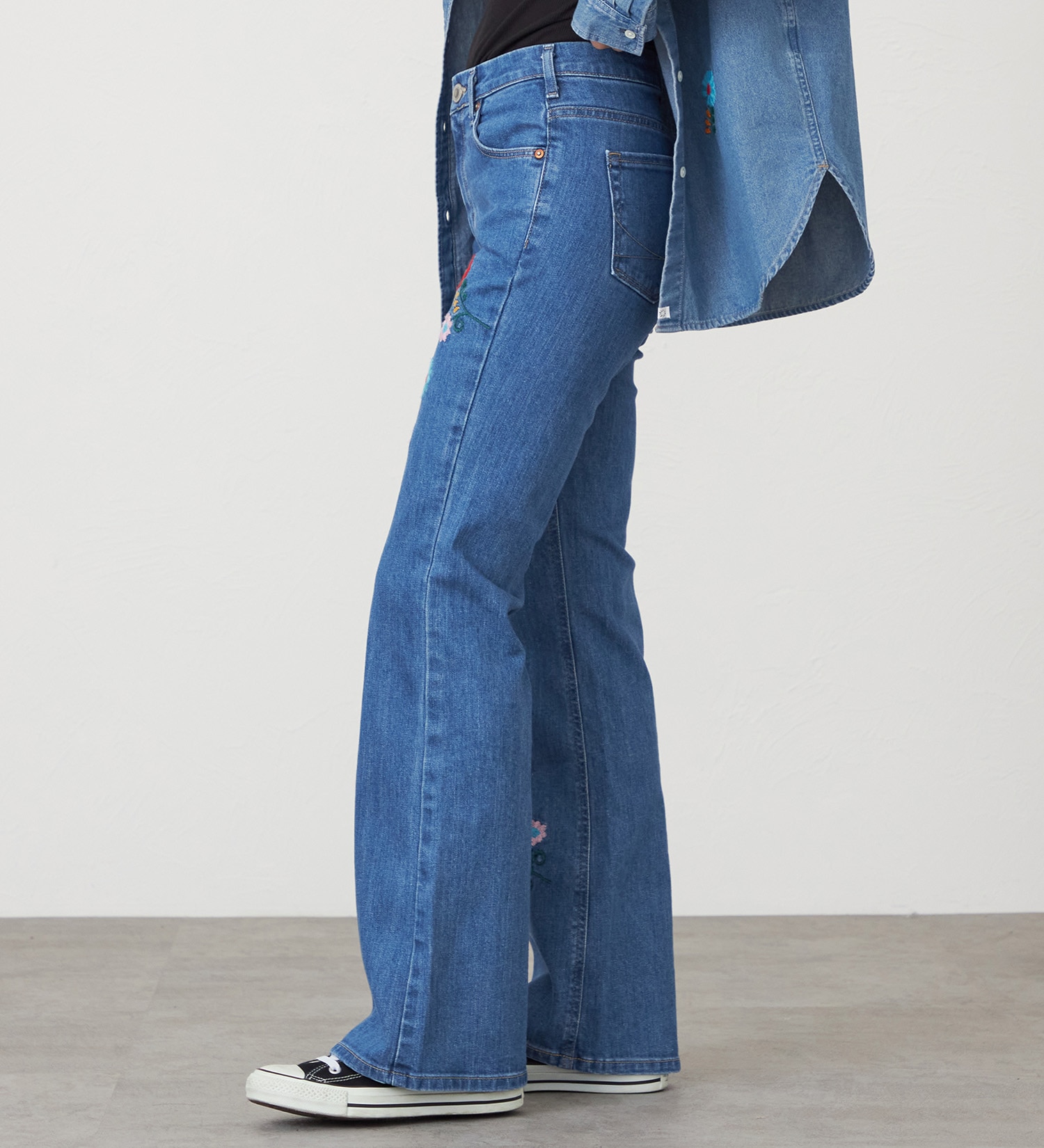 SOMETHING(サムシング)のSOMETHING LISA フレアデニムパンツ【フラワー刺繍】|パンツ/デニム/ジーンズパンツ/レディース|中色ブルー