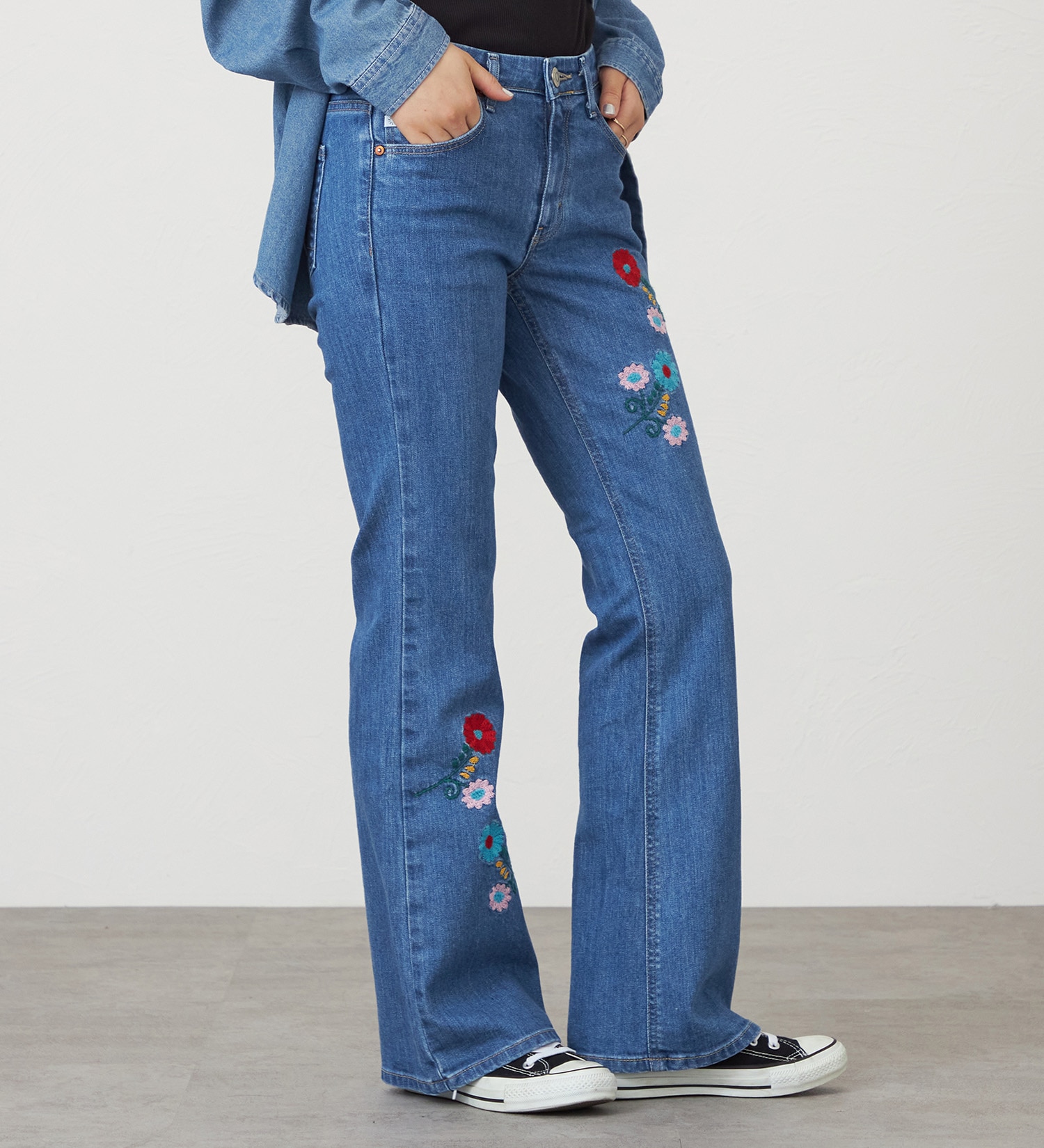 SOMETHING(サムシング)のSOMETHING LISA フレアデニムパンツ【フラワー刺繍】|パンツ/デニム/ジーンズパンツ/レディース|中色ブルー