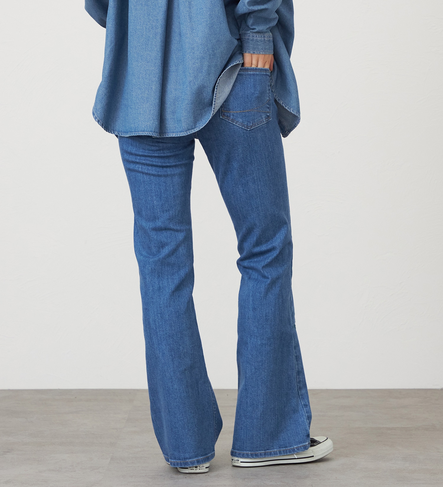 SOMETHING(サムシング)のSOMETHING LISA フレアデニムパンツ【フラワー刺繍】|パンツ/デニム/ジーンズパンツ/レディース|中色ブルー