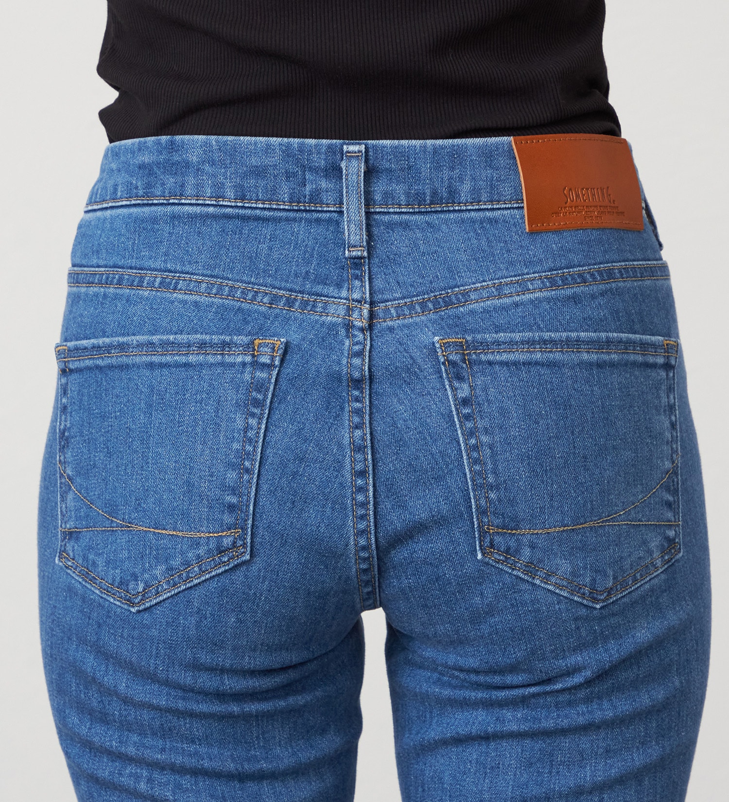 SOMETHING(サムシング)のSOMETHING LISA フレアデニムパンツ【フラワー刺繍】|パンツ/デニム/ジーンズパンツ/レディース|中色ブルー