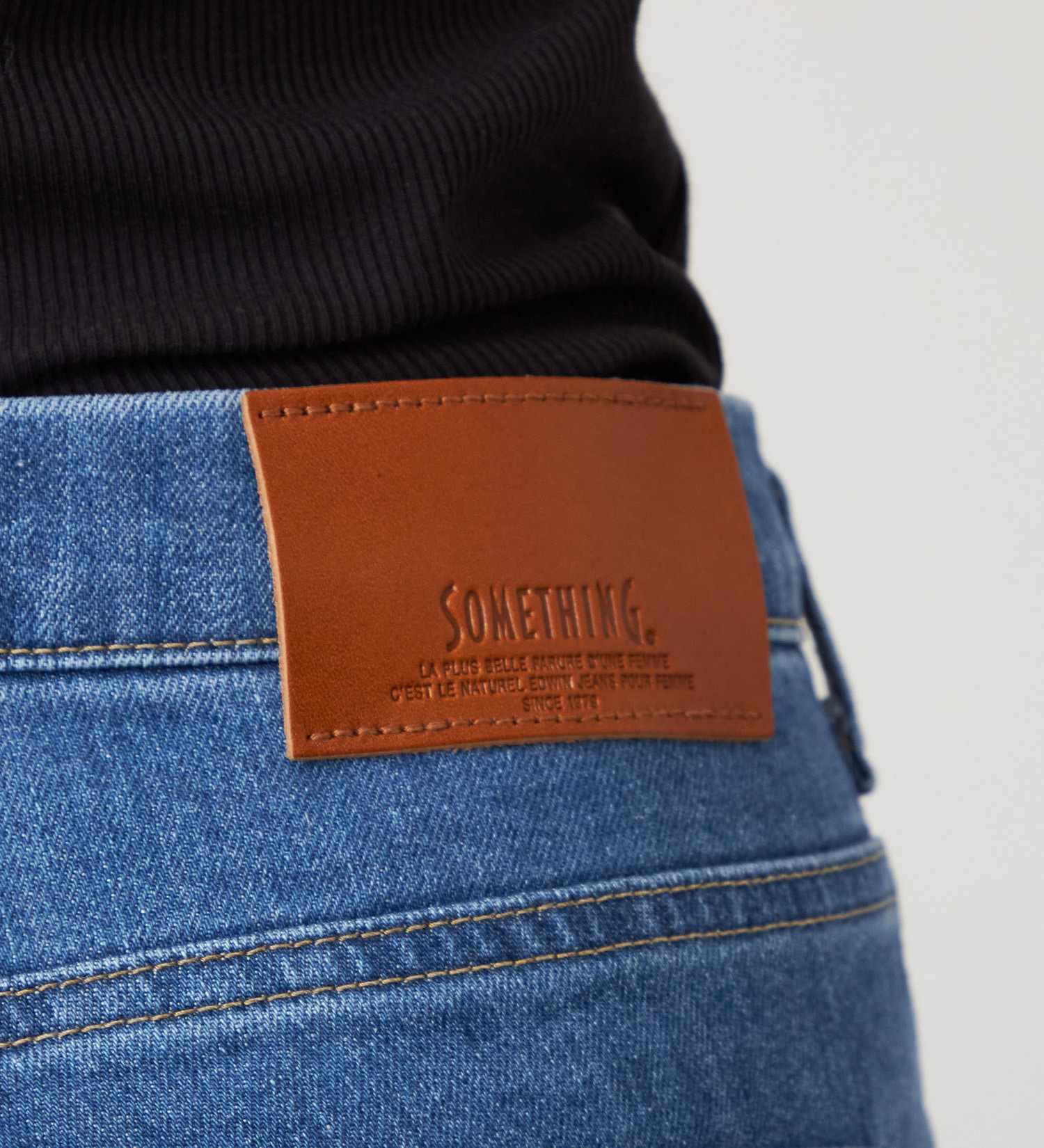 SOMETHING(サムシング)のSOMETHING LISA フレアデニムパンツ【フラワー刺繍】|パンツ/デニム/ジーンズパンツ/レディース|中色ブルー