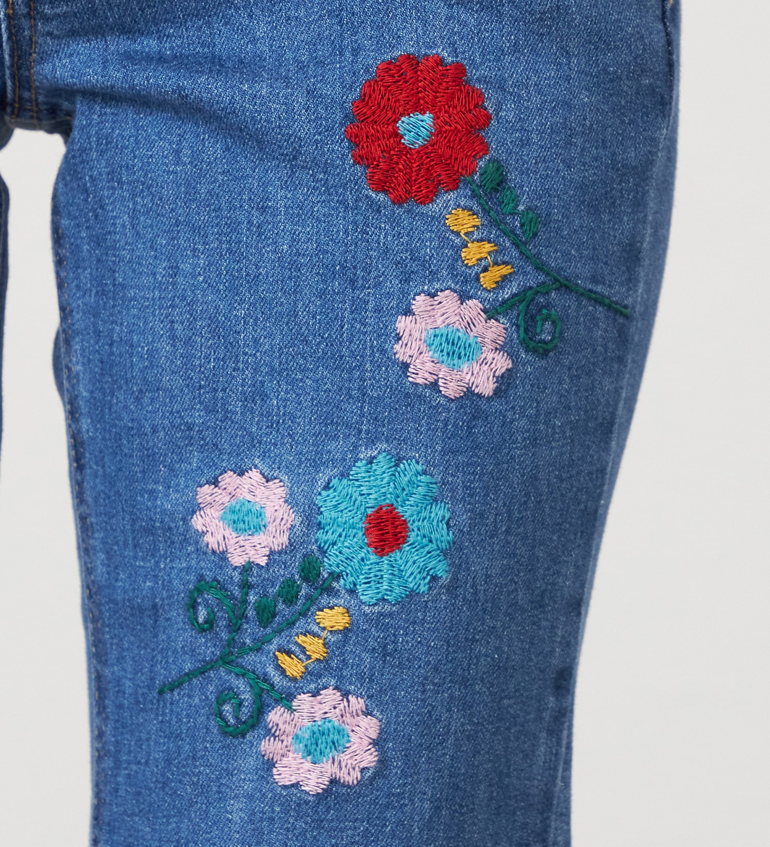 SOMETHING(サムシング)のSOMETHING LISA フレアデニムパンツ【フラワー刺繍】|パンツ/デニム/ジーンズパンツ/レディース|中色ブルー