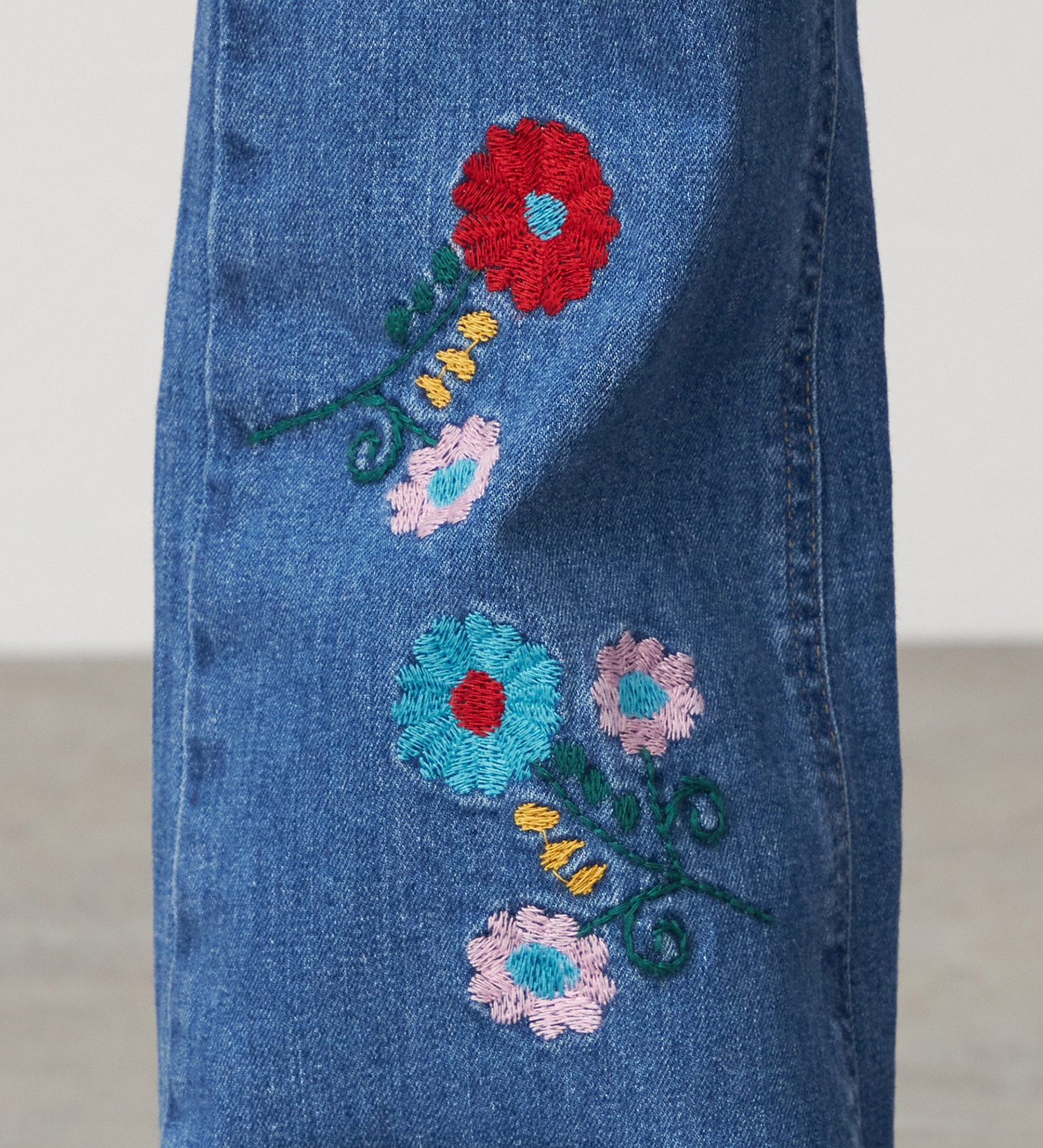 SOMETHING(サムシング)のSOMETHING LISA フレアデニムパンツ【フラワー刺繍】|パンツ/デニム/ジーンズパンツ/レディース|中色ブルー