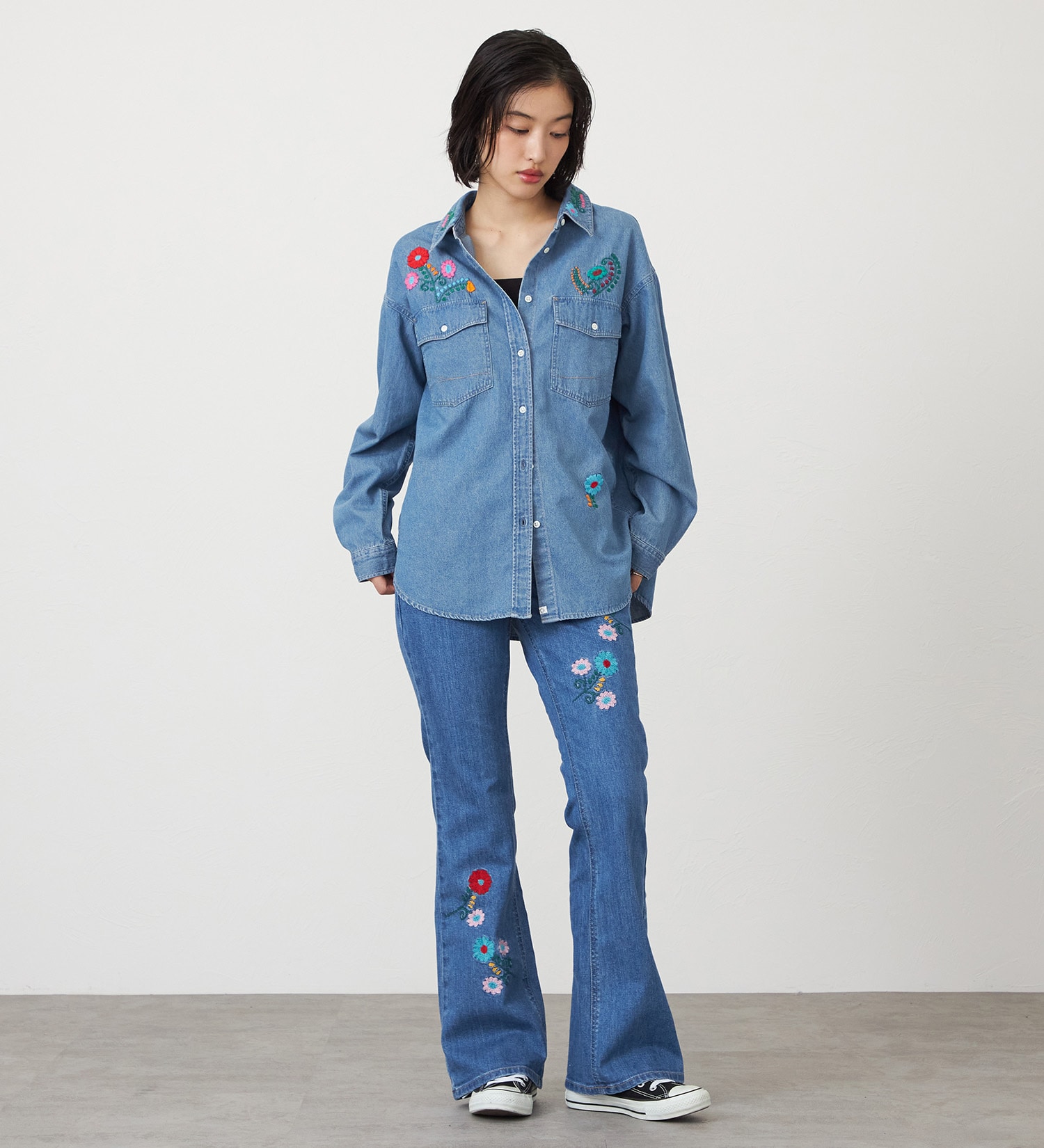 SOMETHING(サムシング)のSOMETHING LISA フレアデニムパンツ【フラワー刺繍】|パンツ/デニム/ジーンズパンツ/レディース|中色ブルー