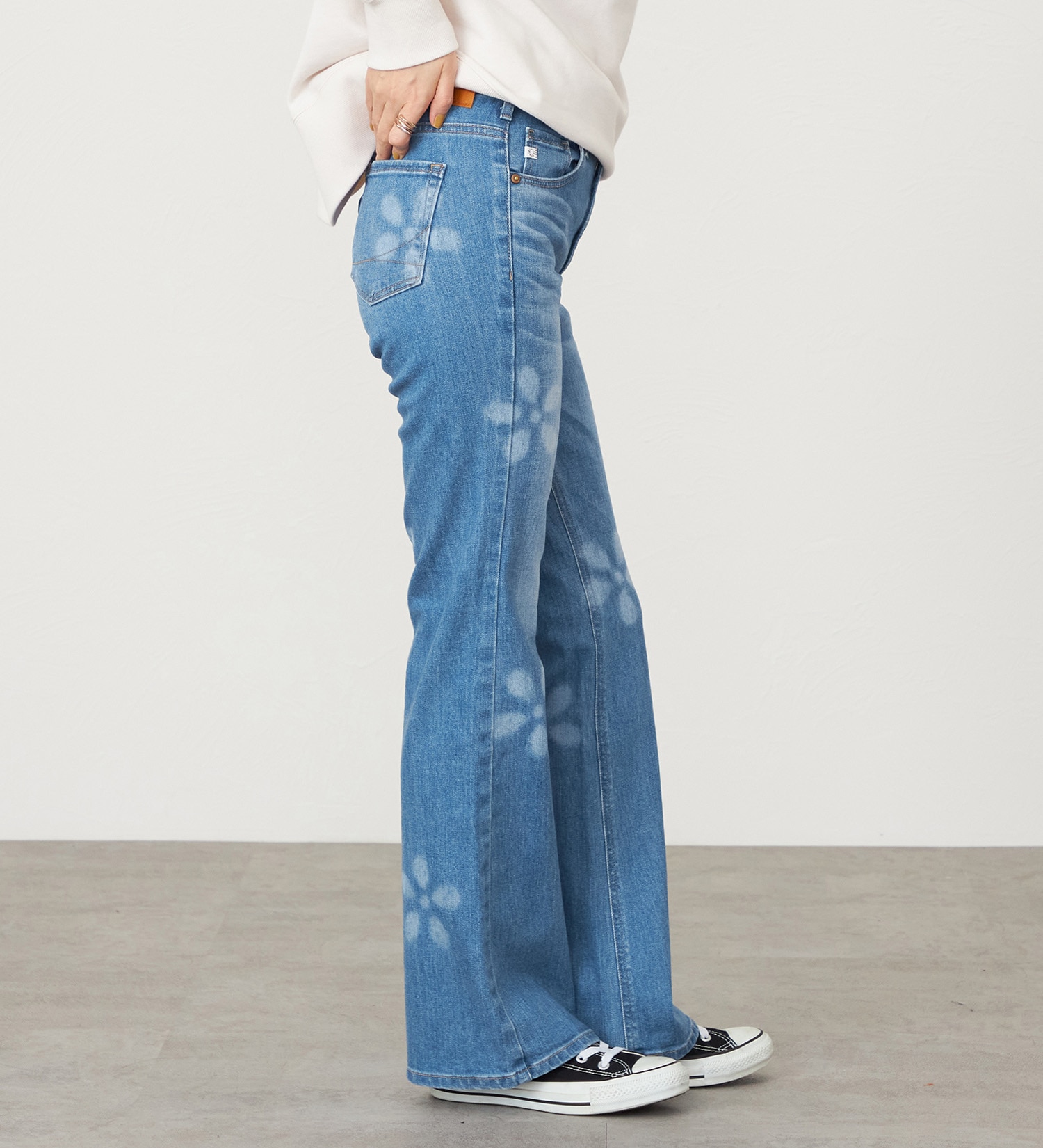 SOMETHING(サムシング)のSOMETHING LISA フレアデニムパンツ【レーザー】|パンツ/デニム/ジーンズパンツ/レディース|中色ブルー